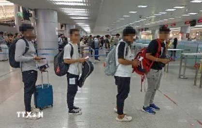 Nhóm du học sinh nước ngoài vi phạm pháp luật tại thành phố Cần Thơ bị trục xuất về nước. (Ảnh: TTXVN phát)