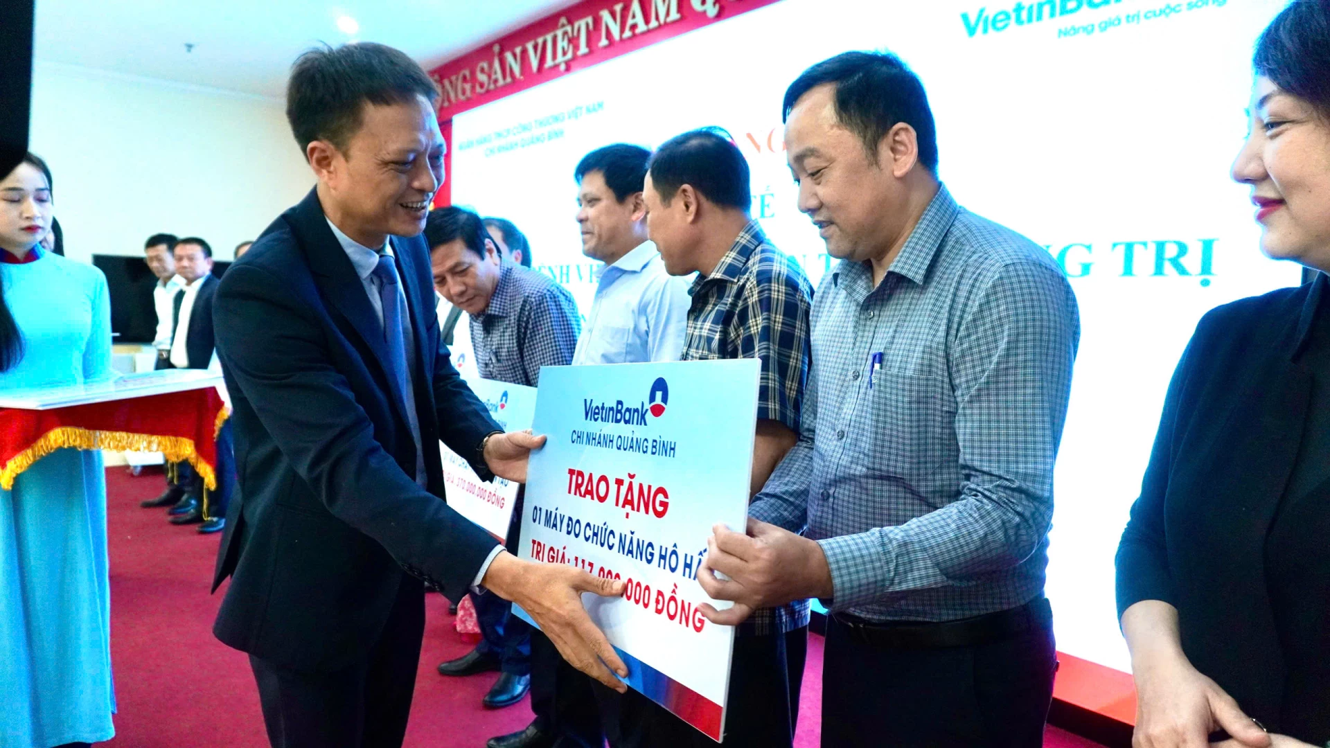 Đại diện Ngân hàng TMCP Công Thương Việt Nam (VietinBank) – Chi nhánh Quảng Bình đã trao tặng thiết bị y tế thiết yếu cho các bệnh viện trên địa bàn tỉnh - Ảnh: H.T