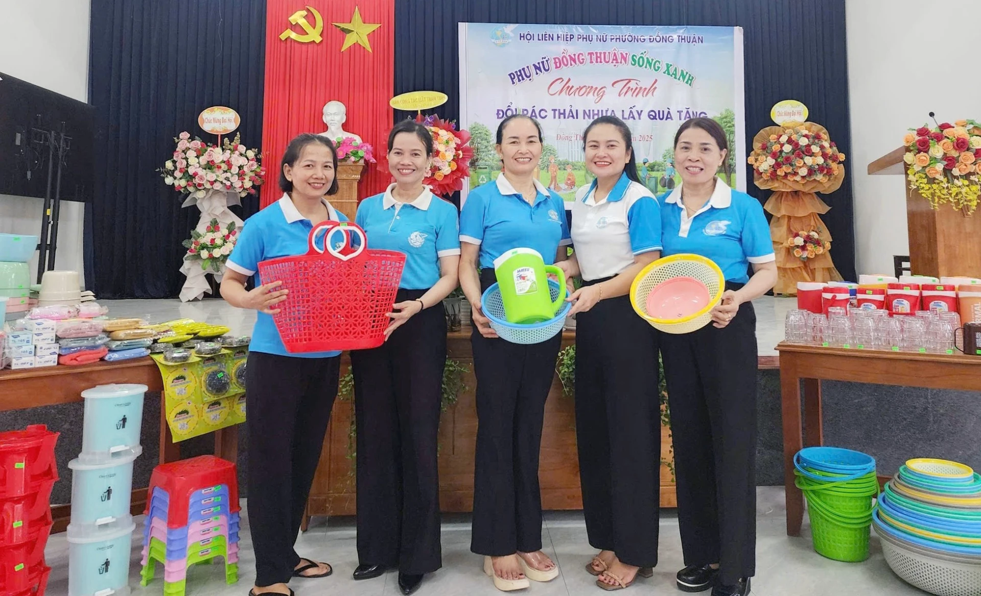 Chương trình đổi rác thải nhựa lấy quà tặng của Hội Liên hiệp Phụ nữ phường Đồng Thuận - Ảnh: PV