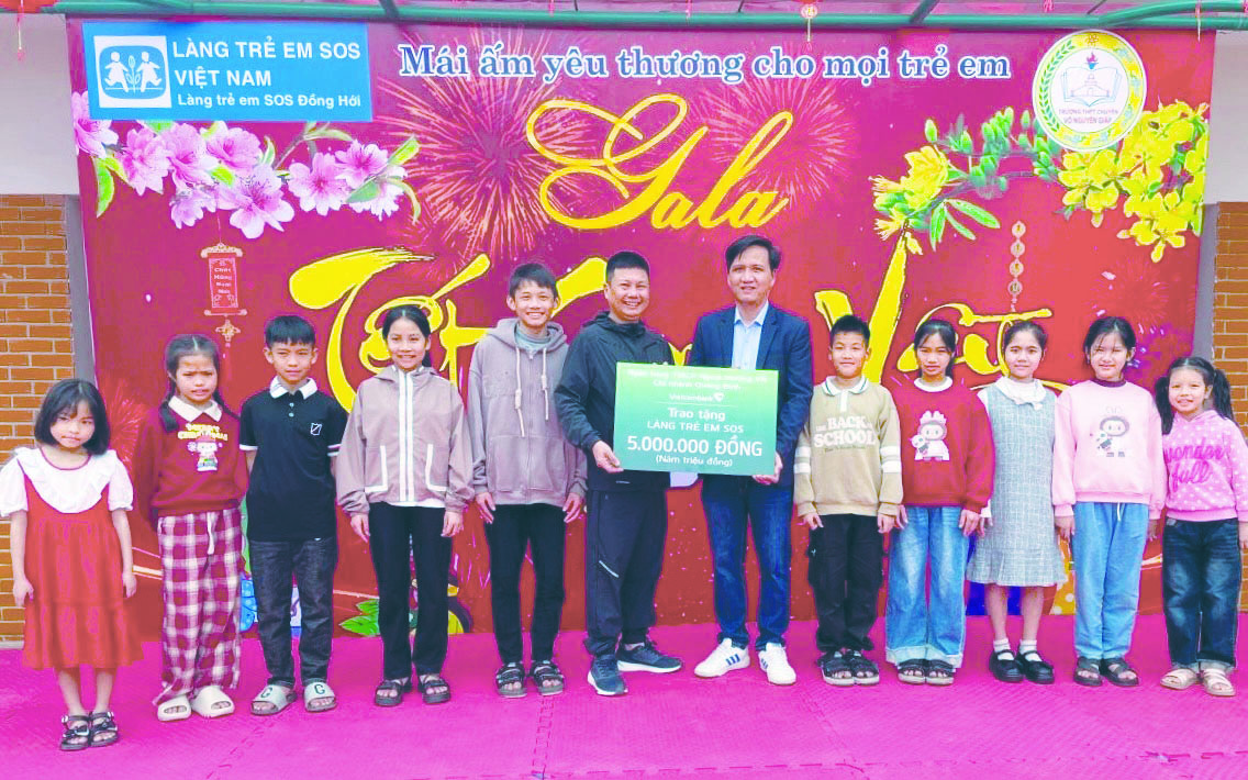 Ngân hàng TMCP Ngoại Thương Việt Nam-Chi nhánh Quảng Bình tặng quà Tết cho Làng trẻ em SOS Đồng Hới - Ảnh: H.N