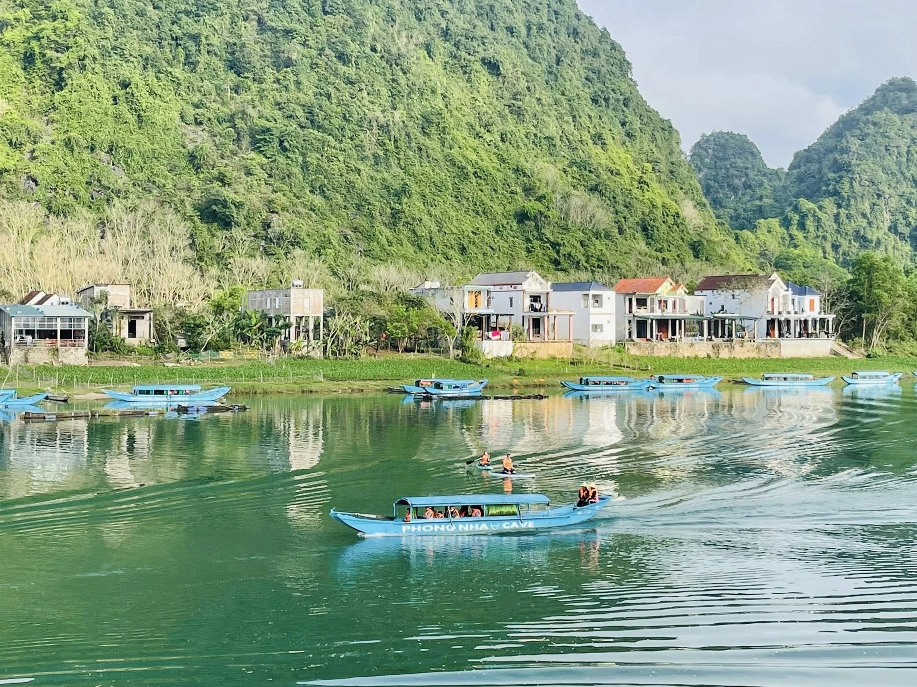 Du khách đi thuyền tham quan động Phong Nha - Ảnh: N.H
