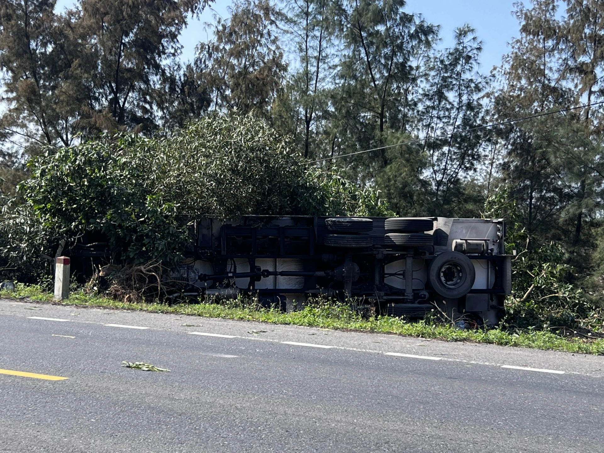 SỐC! Xe tải lật nghiêng trên đường tránh lũ, giao thông tê liệt Xe tải lật nghiêng tại đường tránh lũ
