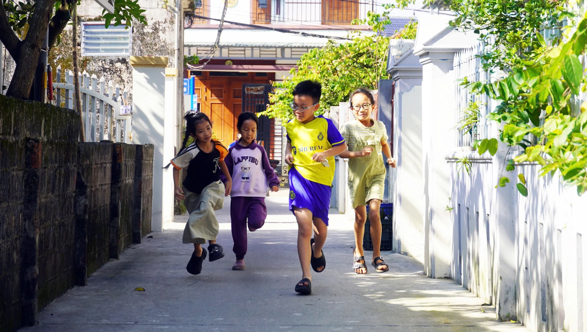 Ngõ nhỏ ở Bảo Ninh, không gian quen thuộc gắn với đời sống sinh hoạt và ký ức của nhiều thế hệ cư dân làng biển - Ảnh: N.M