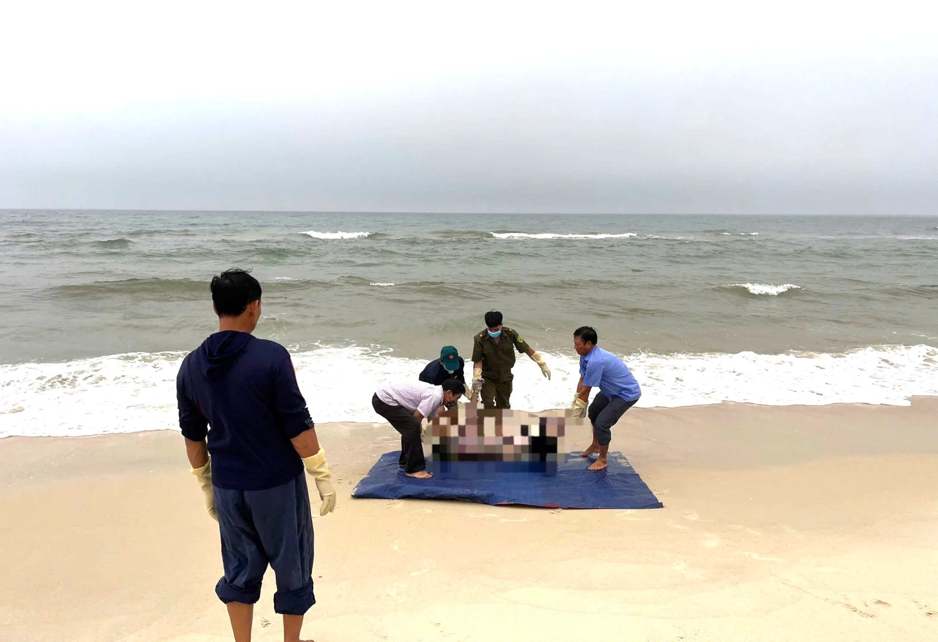 Tìm thấy thi thể nạn nhân bị sóng cuốn trôi khi tắm tại bãi biển Nhật Lệ