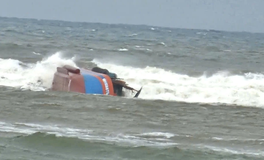 Tàu cá bị chìm ở cửa biển Nhật Lệ, 1 thuyền viên tử vong