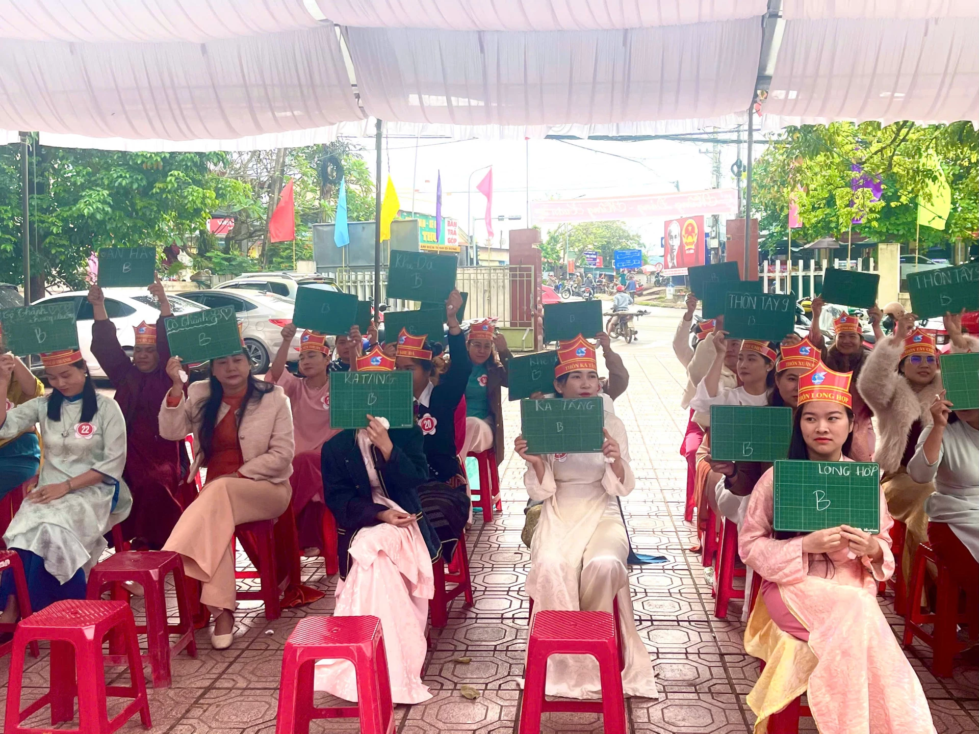 Các Thí sinh tranh tài tại phần thi Rung chuông vàng - Ảnh N.M