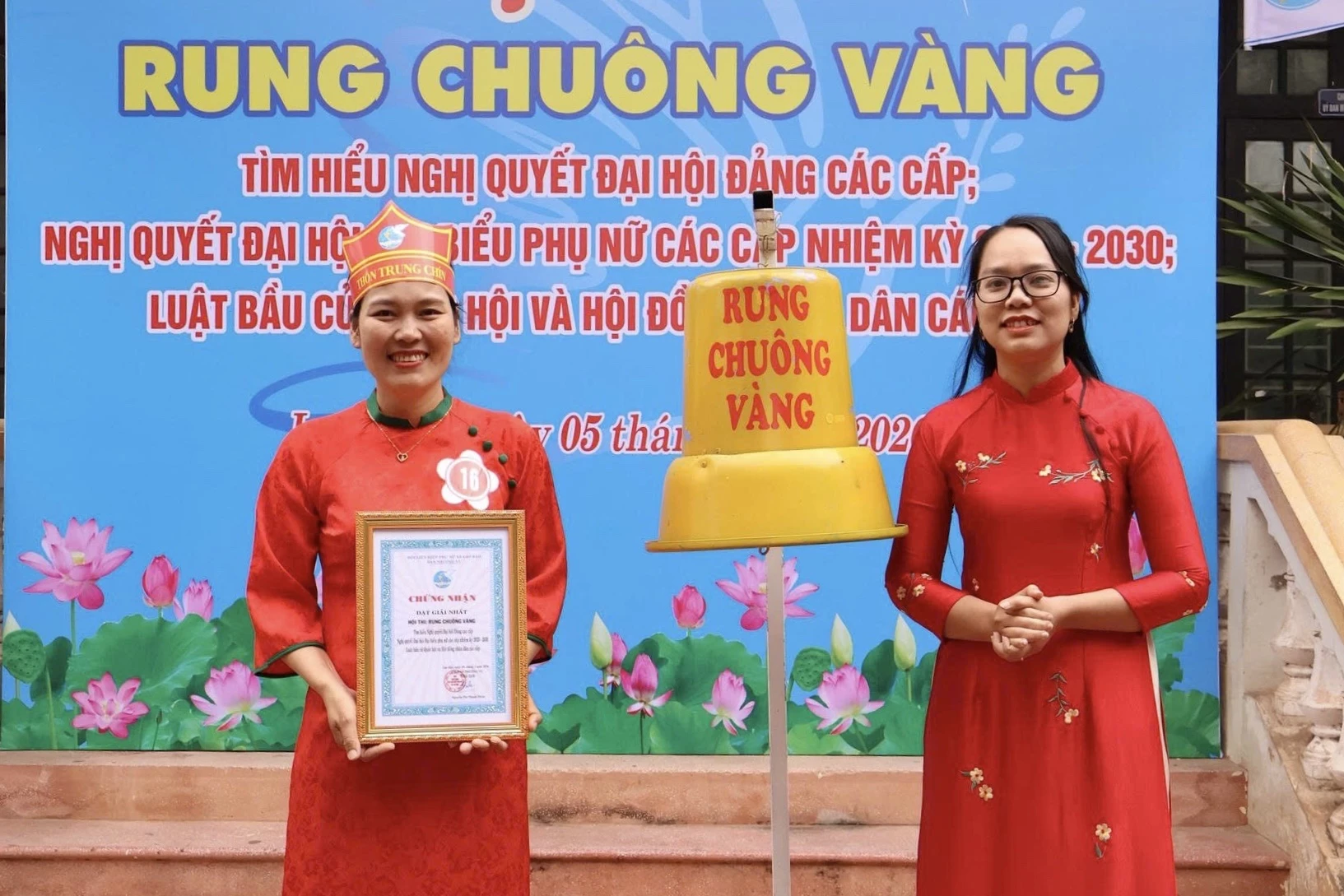 Đại diện Ban tổ chức trao giải Nhất cho thí sinh Phan Thị Hồng Quế
(thôn Trung Chín) - Ảnh N.M