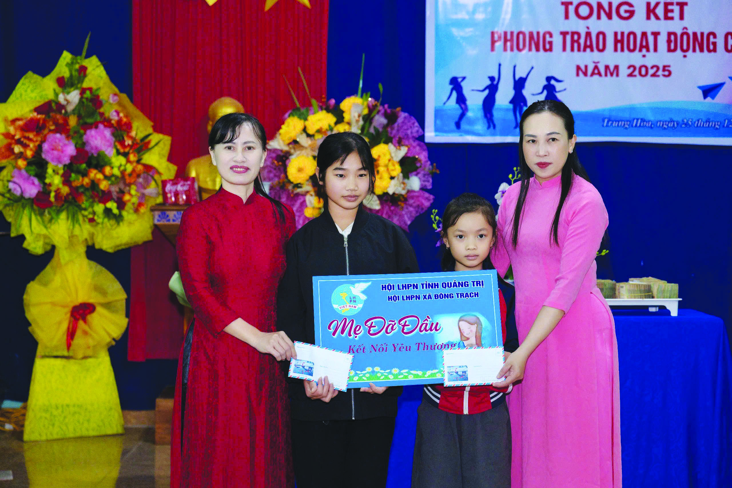 Hội Liên hiệp Phụ nữ xã Đông Trạch trao hỗ trợ cho trẻ mồ côi trong chương trình Mẹ đỡ đầu - Ảnh: N.L