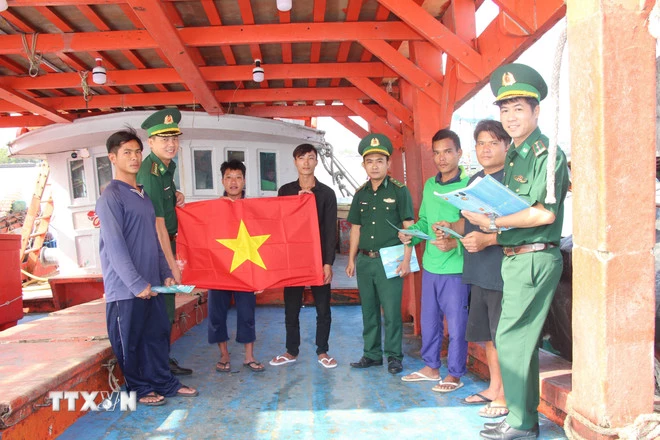 Tỉnh Cà Mau đã triển khai nhiều giải pháp chống khai thác IUU để gỡ cảnh báo “thẻ vàng” của EC, nhằm phát triển nghề biển một cách an toàn, hiệu quả, minh bạch, có trách nhiệm và bền vững trong tương lai. (Ảnh: Chanh Đa/TTXVN)