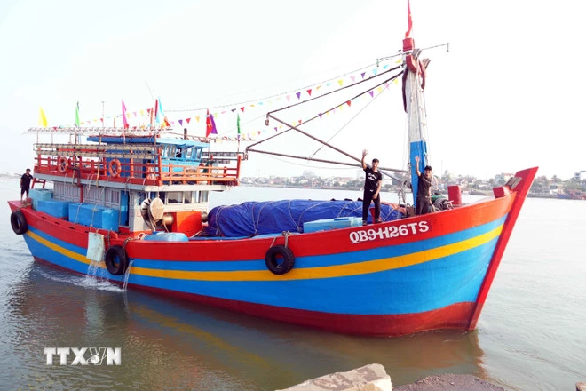 Những ngày đầu năm mới, hàng trăm tàu cá công suất lớn của tỉnh Quảng Trị đã đồng loạt vươn khơi. Nhiều chuyến biển ngắn ngày mang về khoang đầy ắp tôm cá đã tạo động lực để bà con tiếp tục bám biển, sản xuất an toàn, tuân thủ nghiêm các quy định. (Ảnh: Tá Chuyên/TTXVN)