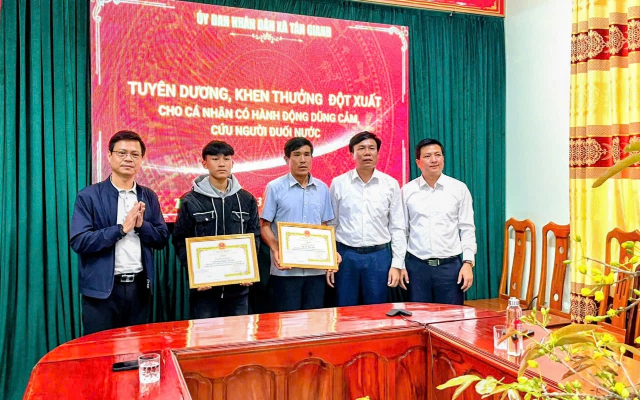 Lãnh đạo xã Tân Gianh trao bằng khen, vinh danh nghĩa cử cao đẹp của ông Cao Hữu Tình và em Cao Hoàng Ân Đức trong nỗ lực cứu người - Ảnh: T.G