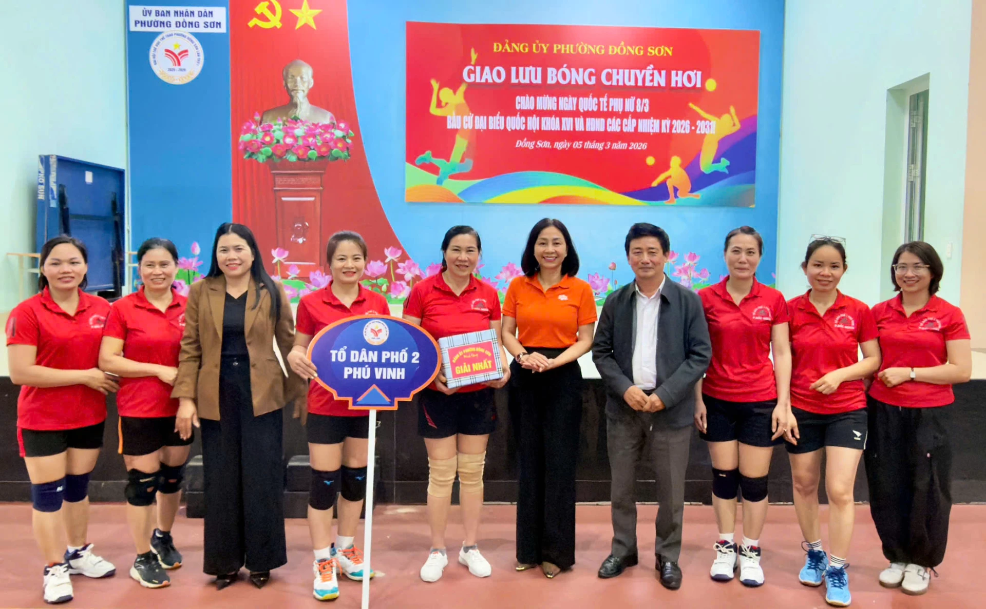 Đại diện lãnh đạo phường Đồng Sơn trao thưởng cho đội bóng chuyền hơi đoạt giải cao - H.Tr.