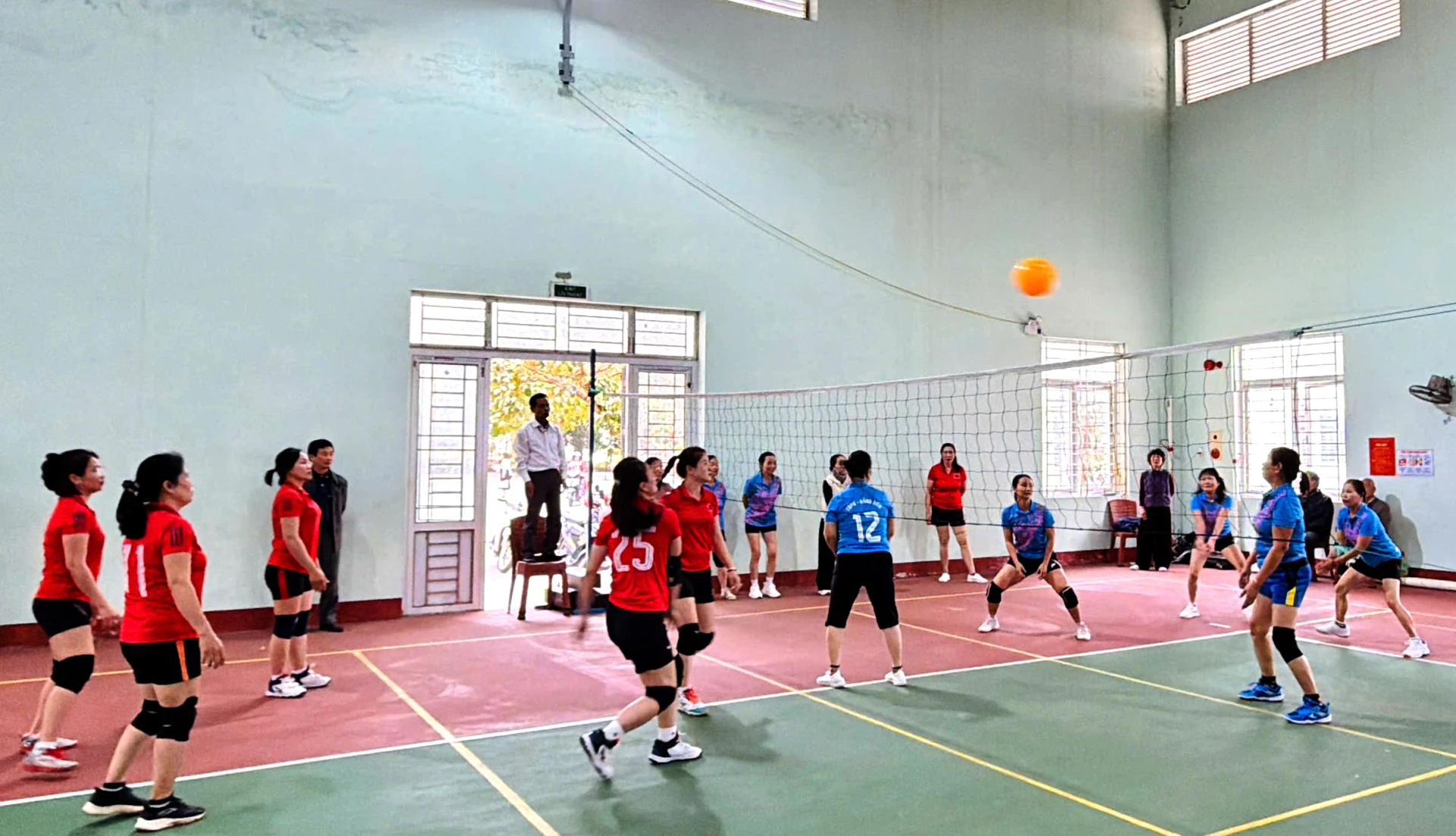 Phụ nữ phường Đồng Sơn tham gia giải bóng chuyền hơi - Ảnh: H.Tr.