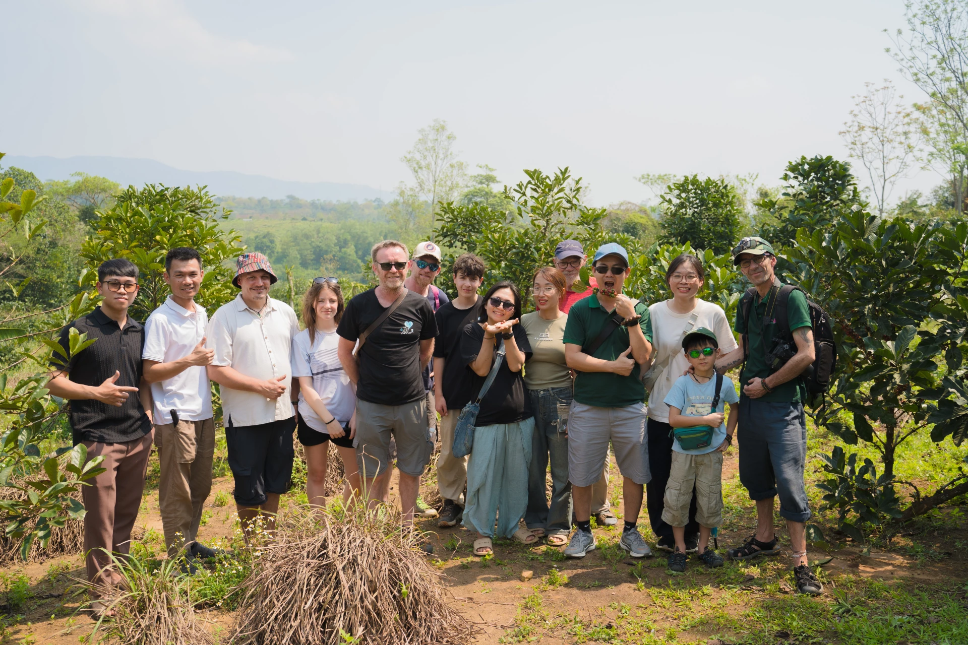 Du khách tham gia tour du lịch trải nghiệm cà phê Khe Sanh - Ảnh: N.T.H