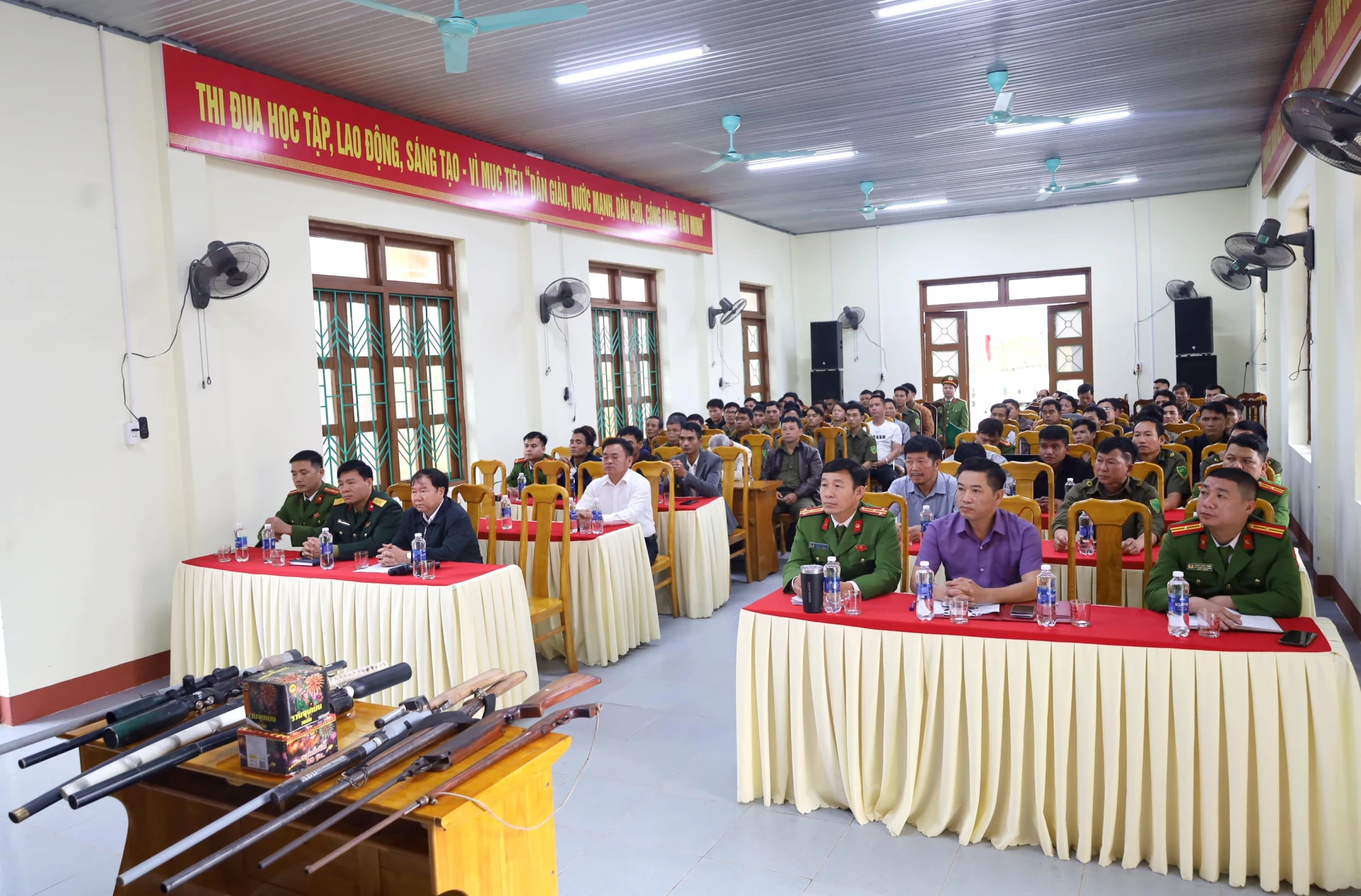 Các đại biểu tham dự hội nghị tuyên truyền pháp luật và vận động Nhân dân tự nguyện giao nộp vũ khí, vật liệu nổ, công cụ hỗ trợ năm 2026 tại xã Kim Ngân -Ảnh: V.M