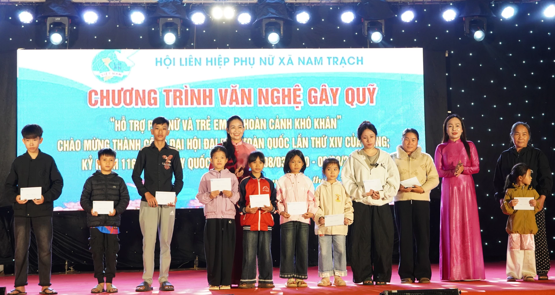 Đại diện lãnh đạo Hội LHPN tỉnh, xã Nam Trạch trao quà hỗ trợ cho trẻ em có hoàn cảnh khó khăn trên địa bàn xã - Ảnh: C.N