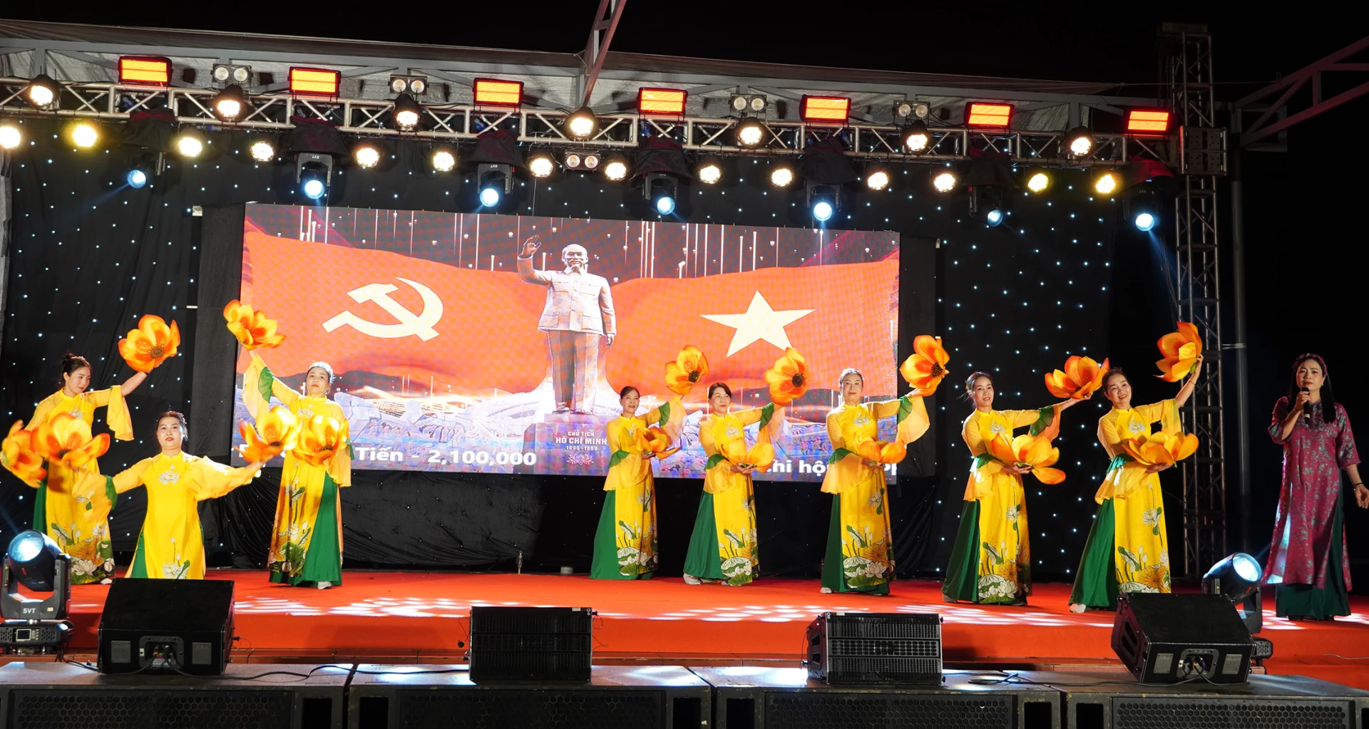 Chương trình văn nghệ gây quỹ “Hỗ trợ phụ nữ và trẻ em có hoàn cảnh khó khăn” để lại ấn tượng với nhiều tiết mục văn nghệ đặc sắc - Ảnh: L.M