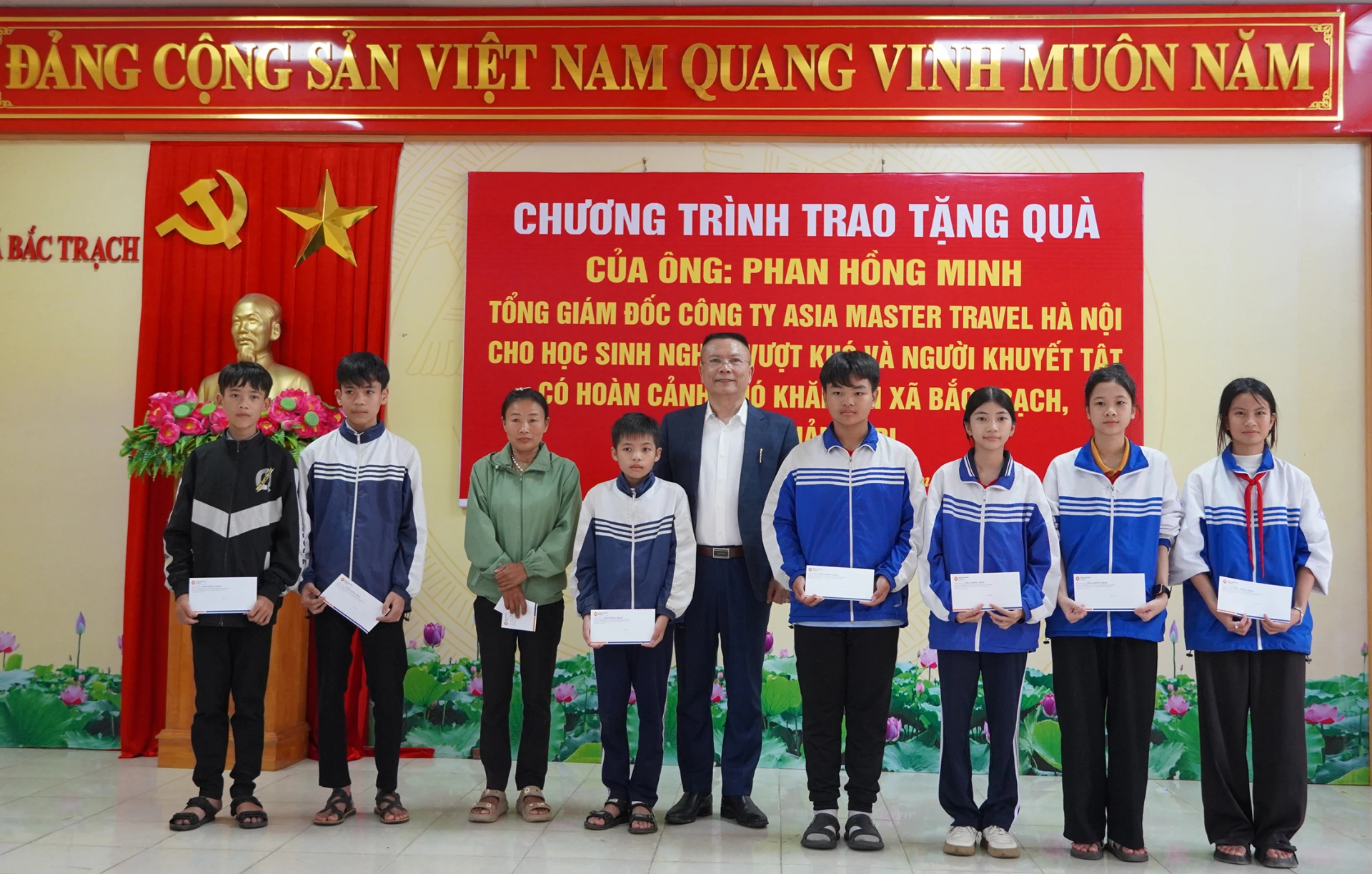 Trao học bổng cho những học sinh có hoàn cảnh khó khăn vươn lên trong học tập - Ảnh: L.M