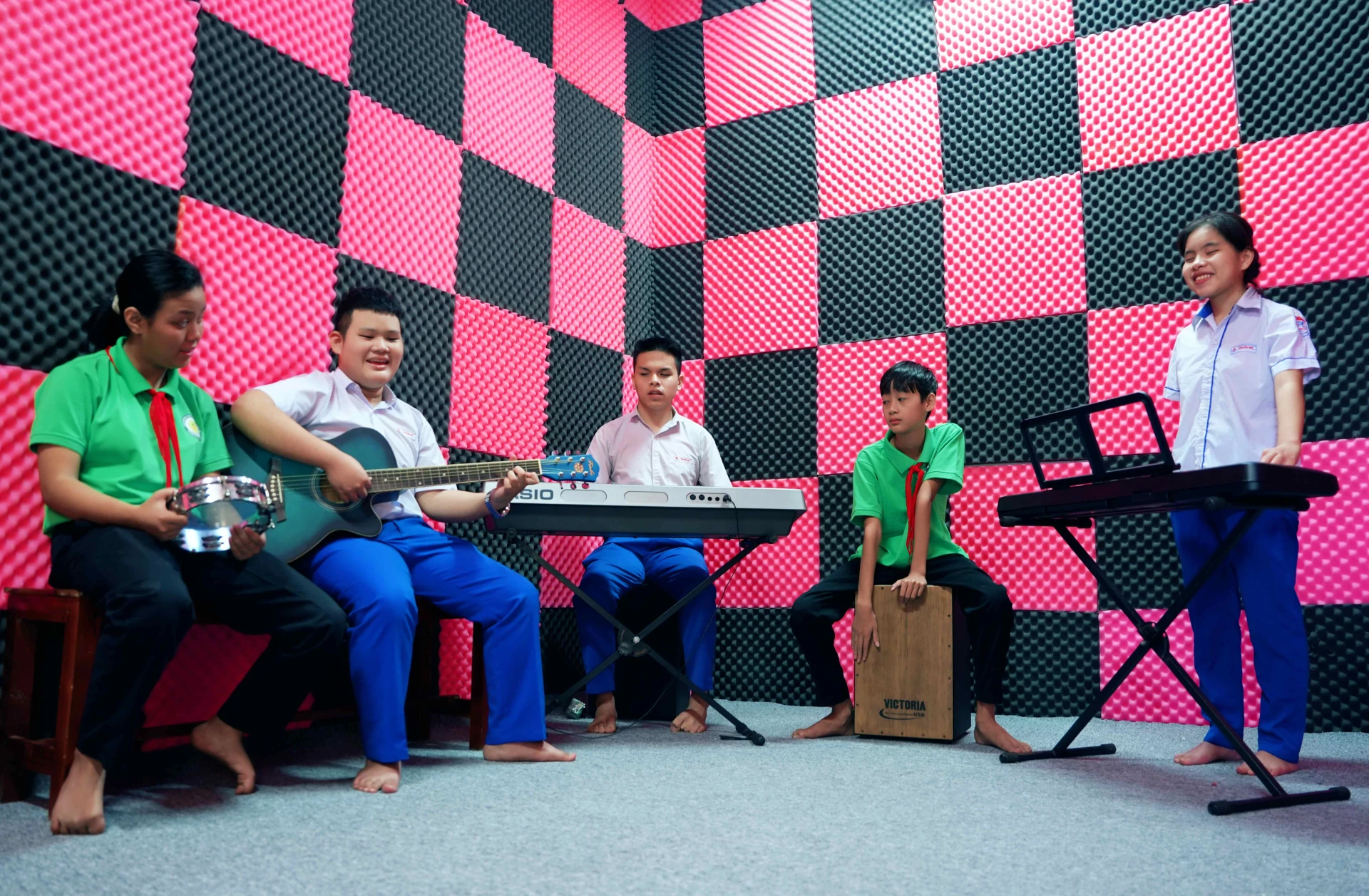 Các em học sinh khiếm thị say sưa luyện tập trong giờ học âm nhạc - Ảnh: Q.H