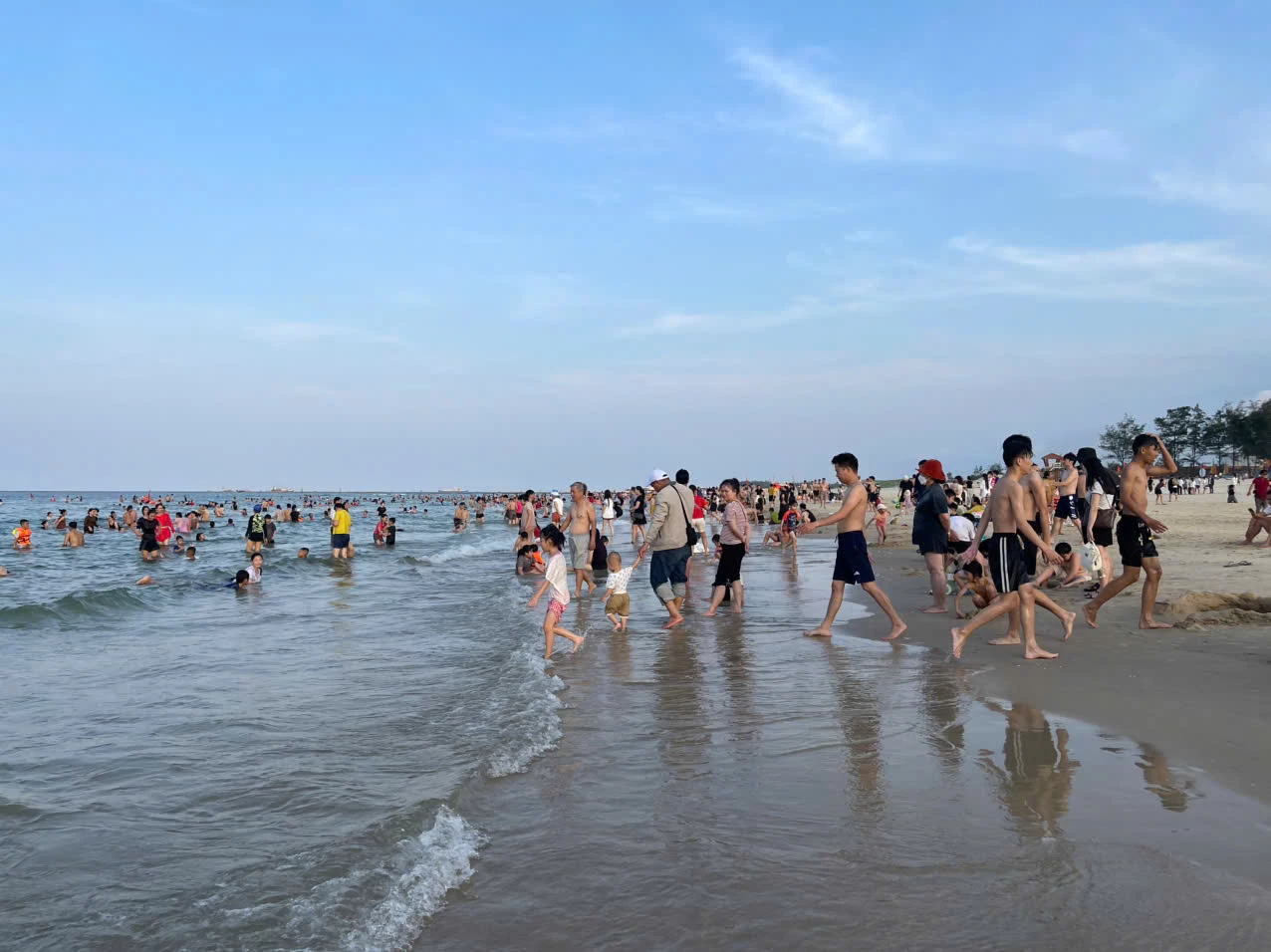 Biển Cửa Việt nhộn nhịp trong những ngày hè - Ảnh: Huy Nam