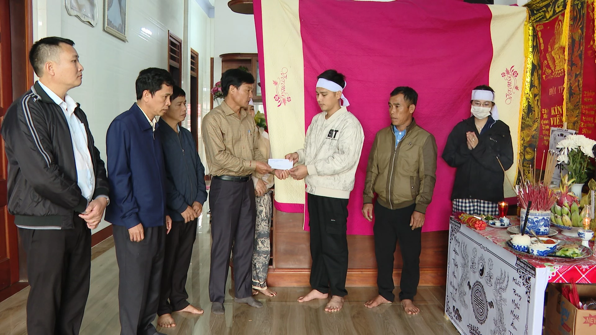 Lãnh đạo Sở Nông nghiệp và Môi trường Quảng Trị trao tặng quà hỗ trợ cho gia đình các ngư dân gặp nạn. Ảnh: V.Phương