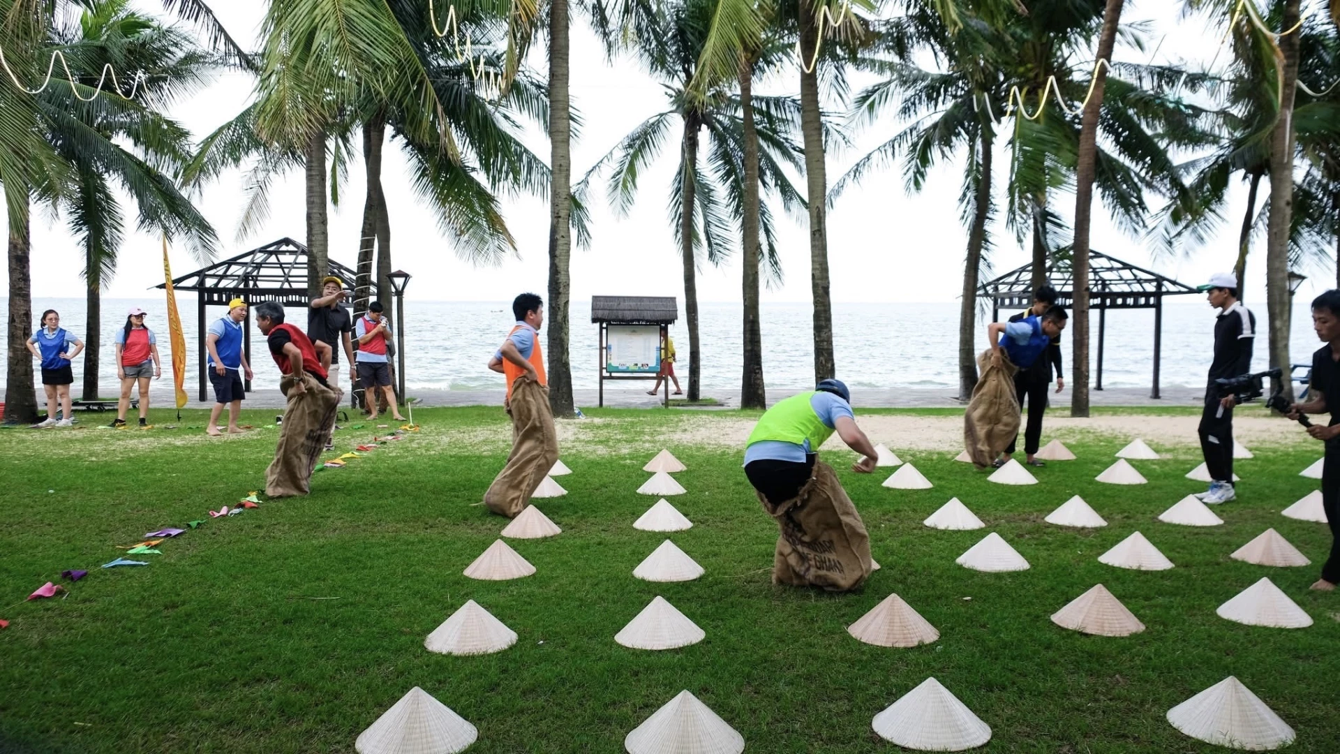 Du khách tham gia teambuilding trên bãi biển Bảo Ninh - Ảnh: D.H