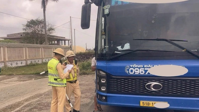 Hình ảnh phương tiện xe khách vi phạm lỗi chở quá số người quy định bị lực lượng Cảnh sát giao thông Công an tỉnh Quảng Trị kiểm tra và xử lý. (Nguồn ảnh: CSGT Quảng Trị)