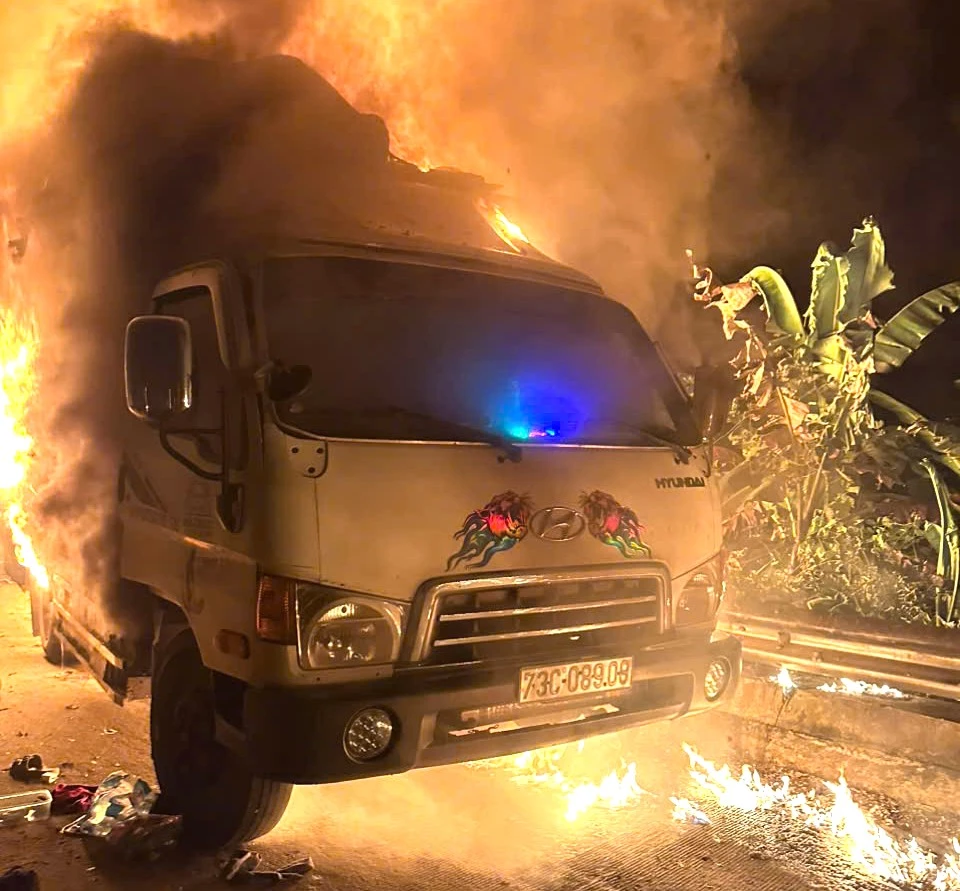 Xe ô tô tải bất ngờ bốc cháy lúc rạng sáng - Ảnh: T.Đ