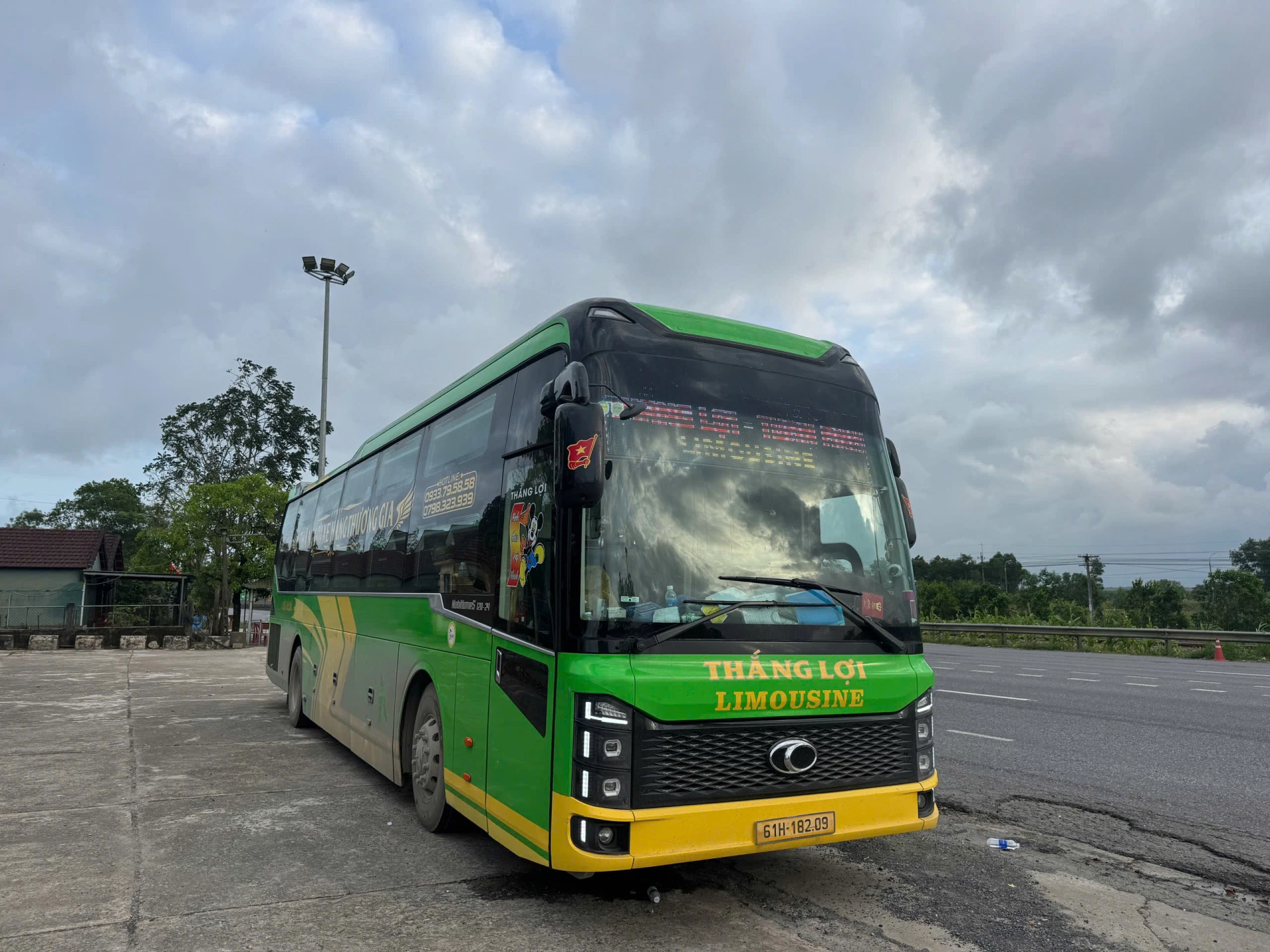 Phương tiện vi phạm chở quá số người quy định - Ảnh: T.Đ