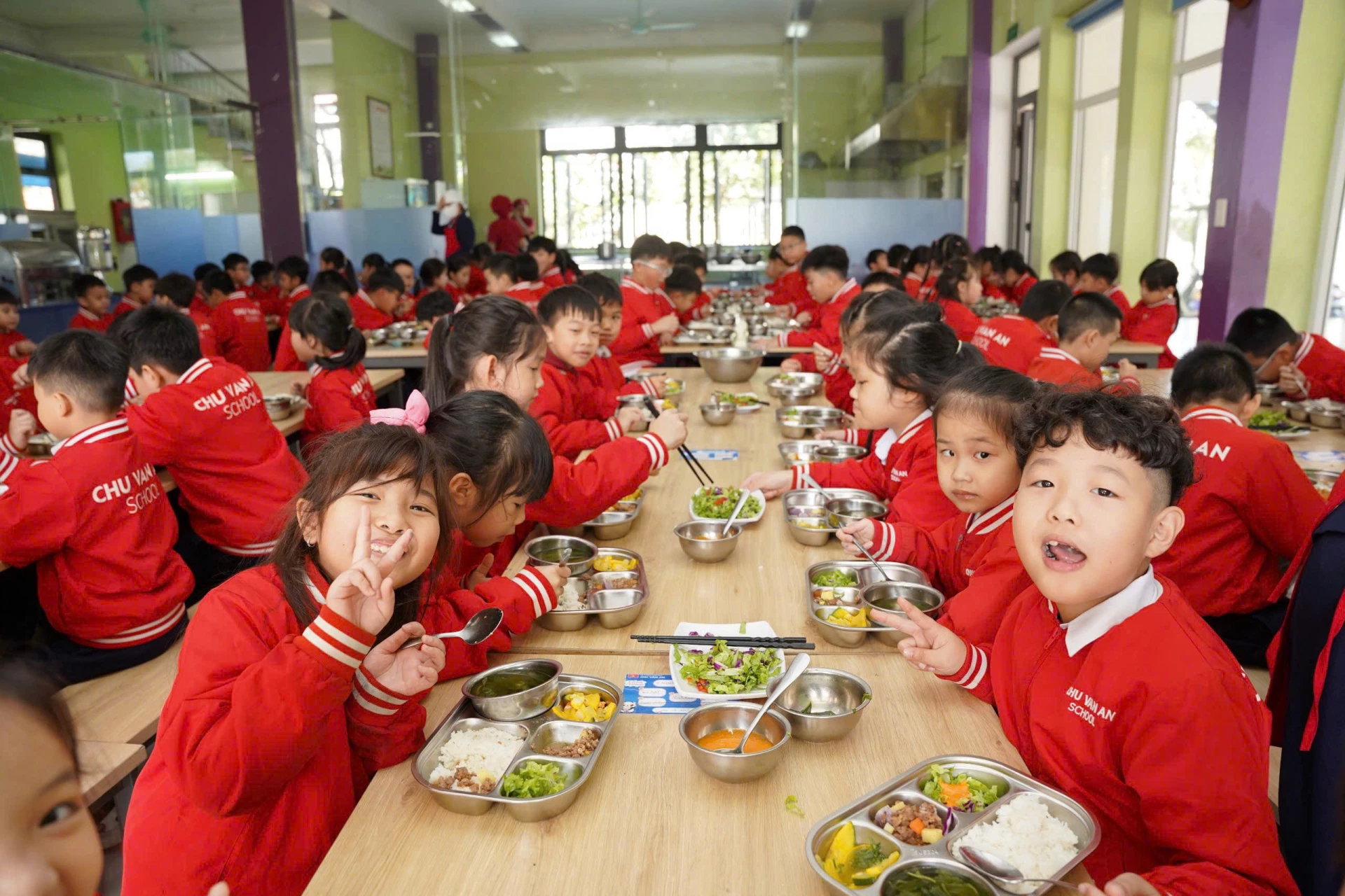 Với các em học sinh, mỗi bữa ăn đều mang đến niềm vui, sự háo hức - Ảnh: D.H