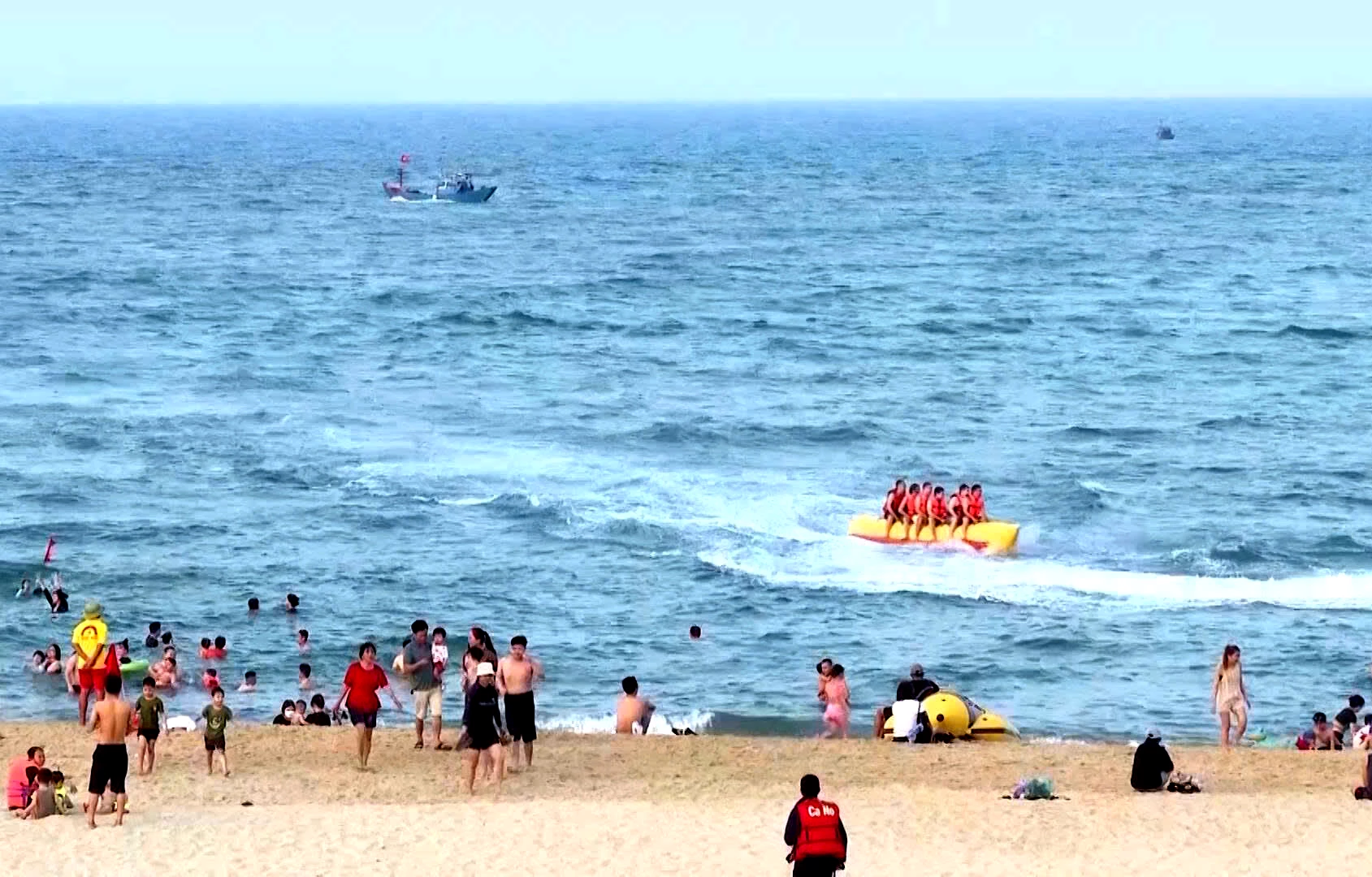 Các dịch vụ thể thao trên biển, như: Lướt ván, mô tô nước, dù bay, đua thuyền buồm thu hút du khách - Ảnh: H.Tr