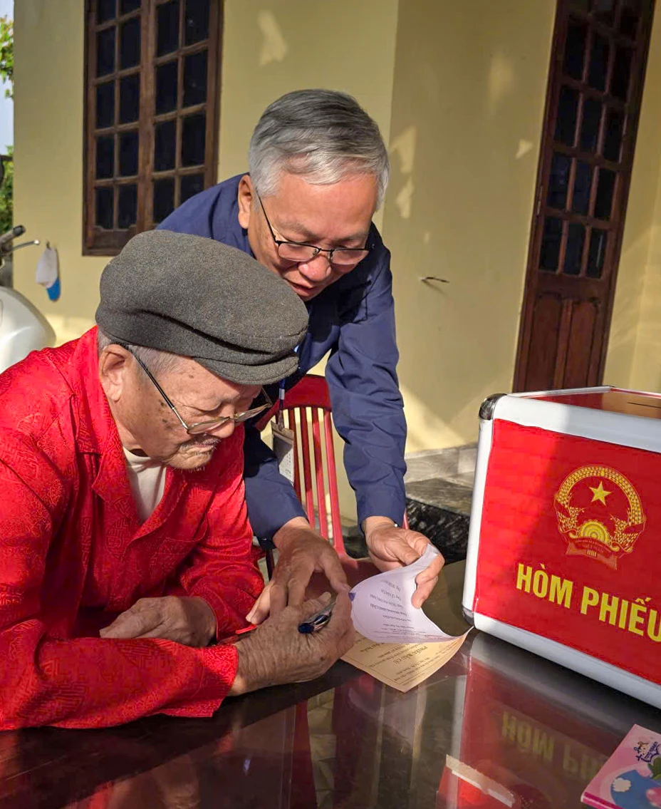 Cụ ông Trần Công Tha (SN 1923), cử tri lớn tuổi nhất tại Khu vực bỏ phiếu số 15, thôn Kim Nại, xã Trường Ninh - Ảnh: A.M