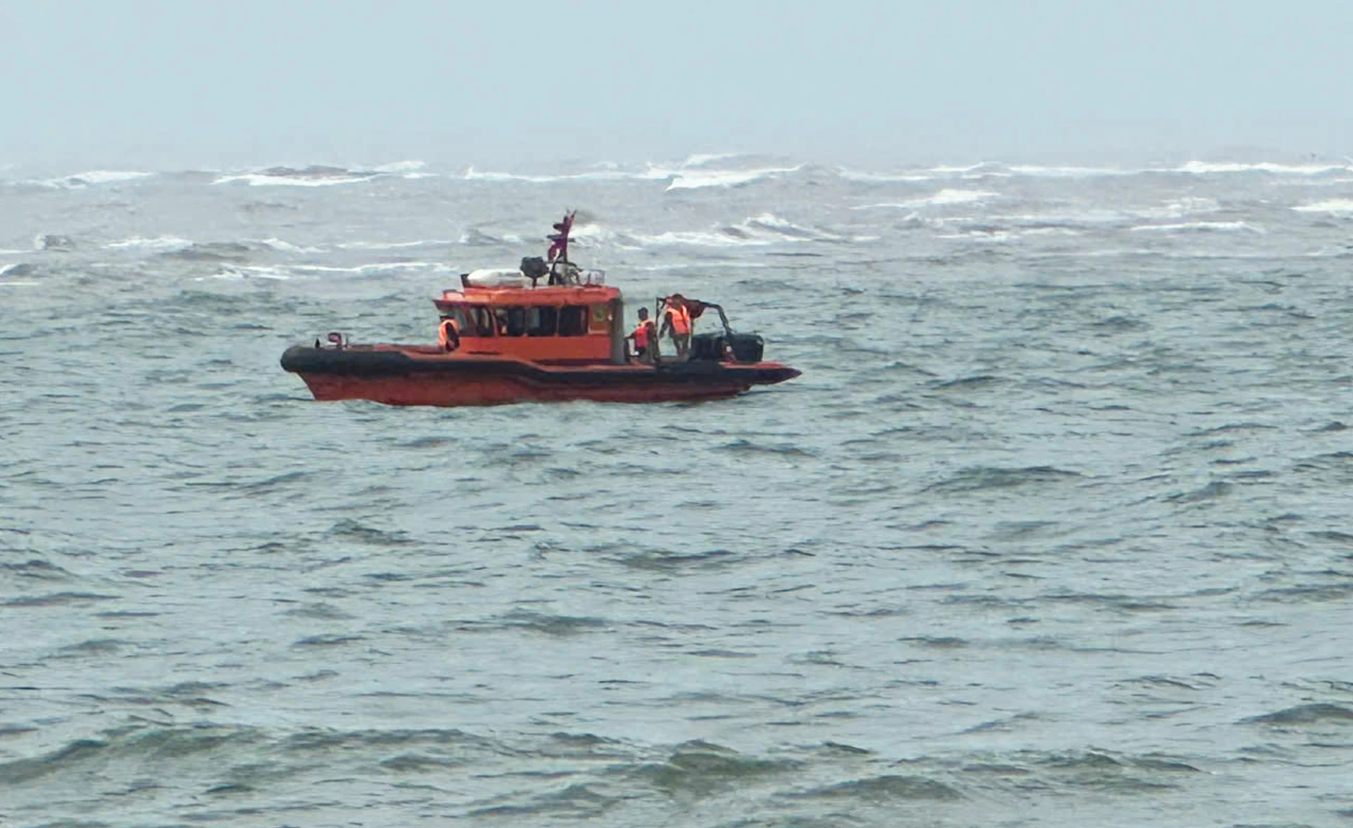 Tàu BP 07-07-04 của Hải Đội Biên phòng 1 đang tìm kiếm ngư dân mất tích.