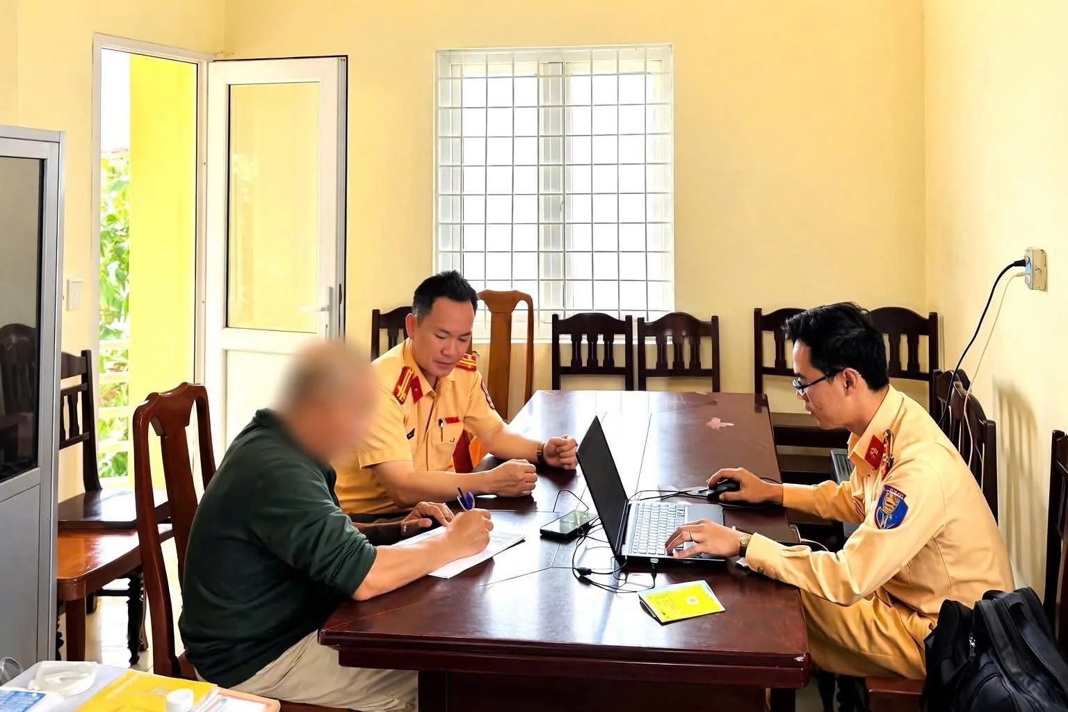 Phạt nặng ô tô dừng giữa đường: Tắc giao thông! Xử phạt lái xe dừng xe ô tô giữa đường gây cản trở giao thông