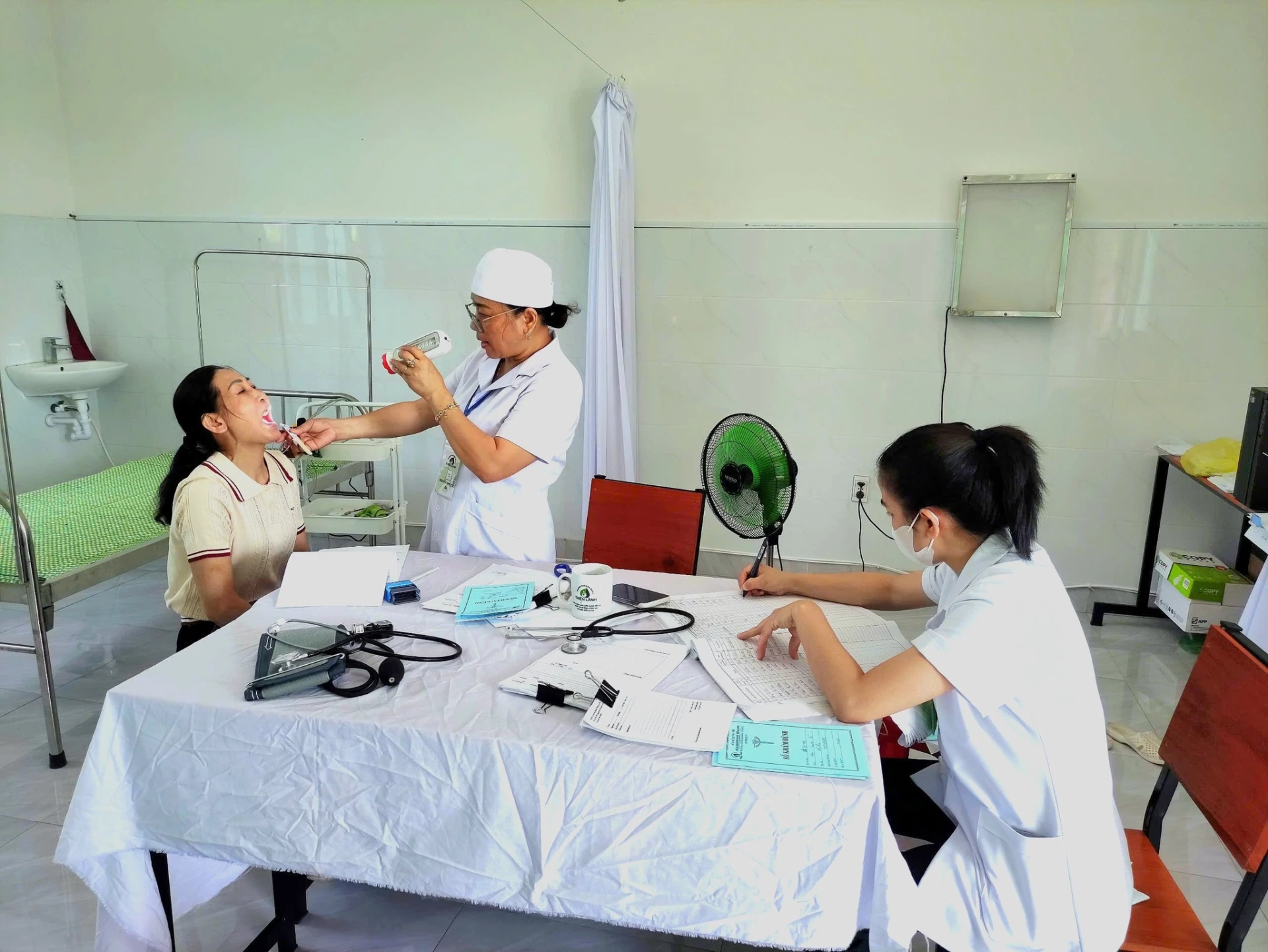 Đội ngũ y bác sĩ tận tâm chăm sóc sức khỏe cộng đồng