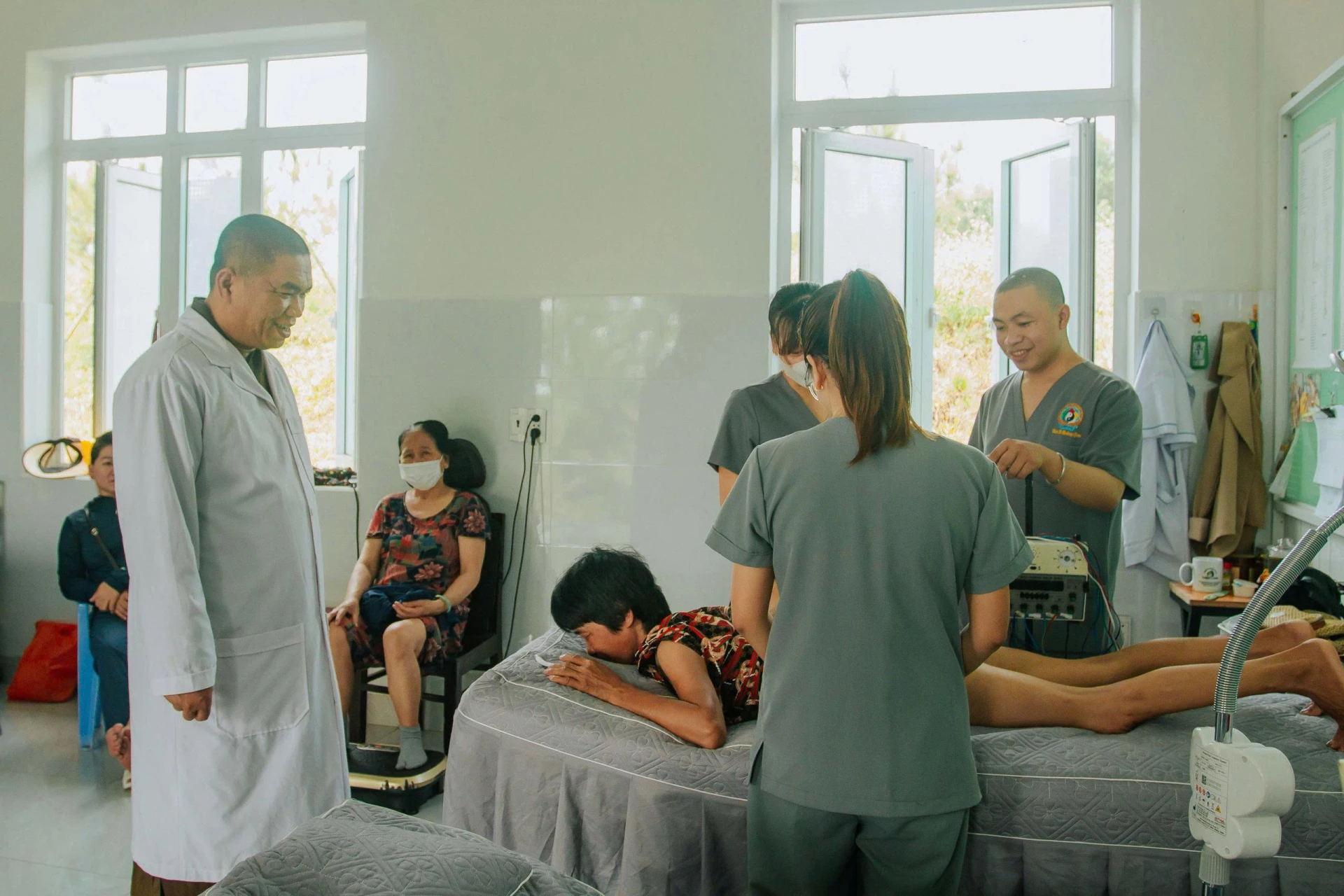 Phòng khám tiếp nhận hàng trăm lượt bệnh nhân mỗi ngày để khám chữa bệnh miễn phí