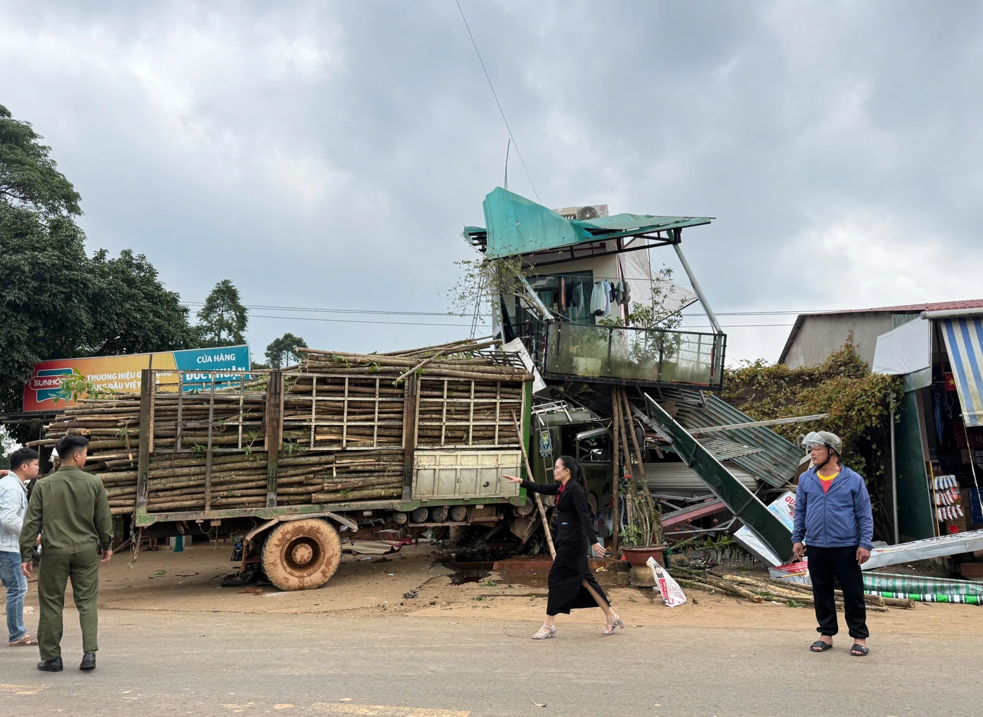 Hình ảnh hiện trường vụ tai nạn thảm khốc làm 4 người thương vong vào ngày 28/12/2025 - Nguồn ảnh: L.T