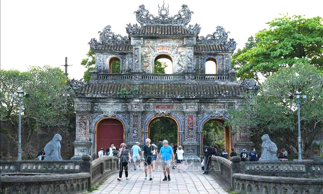 Du khách tham quan Đại Nội Huế. Ảnh: Nguyên Lý/TTXVN