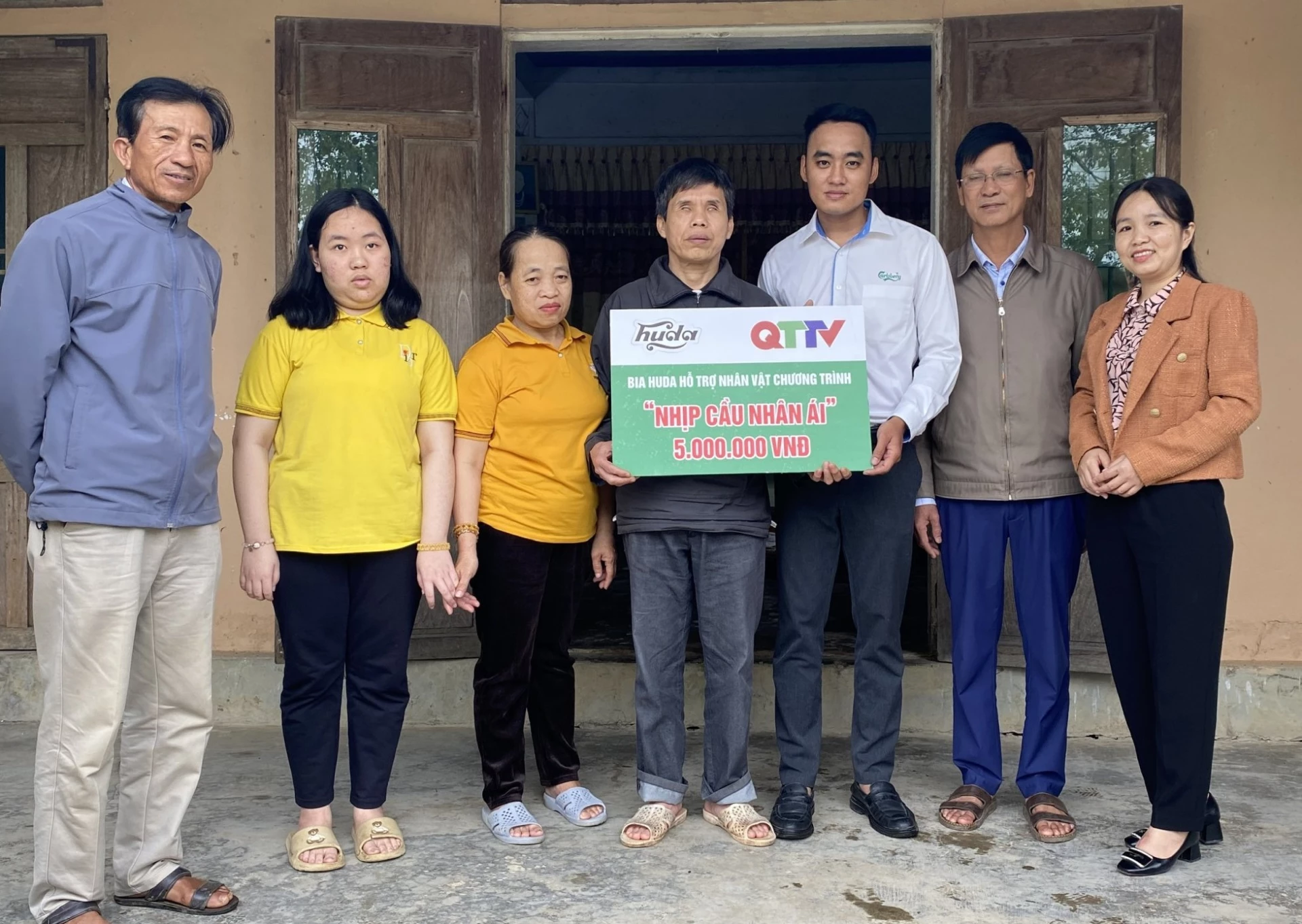 Đại diện Nhãn hàng Bia Huda trao tặng 5 triệu đồng hỗ trợ gia đình ông Lê Văn Dũng - Ảnh: H.C