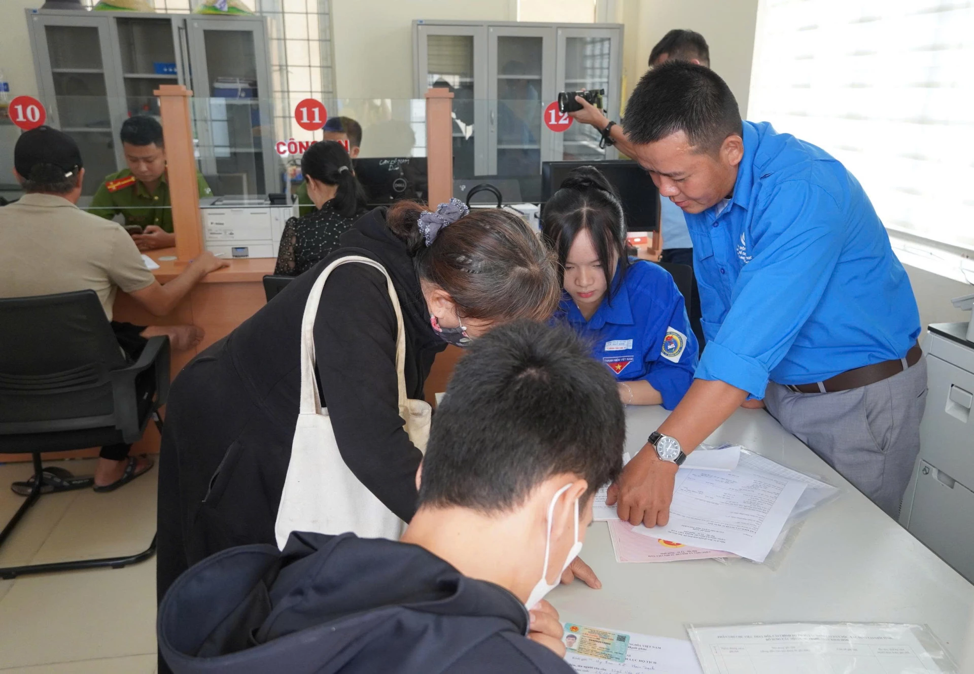 Đoàn viên Đoàn xã Nam Trạch tích cực hỗ trợ cư dân địa phương trong việc tiếp cận và thực hiện các dịch vụ công trực tuyến cùng các thủ tục hành chính thiết yếu - Ảnh: L.M