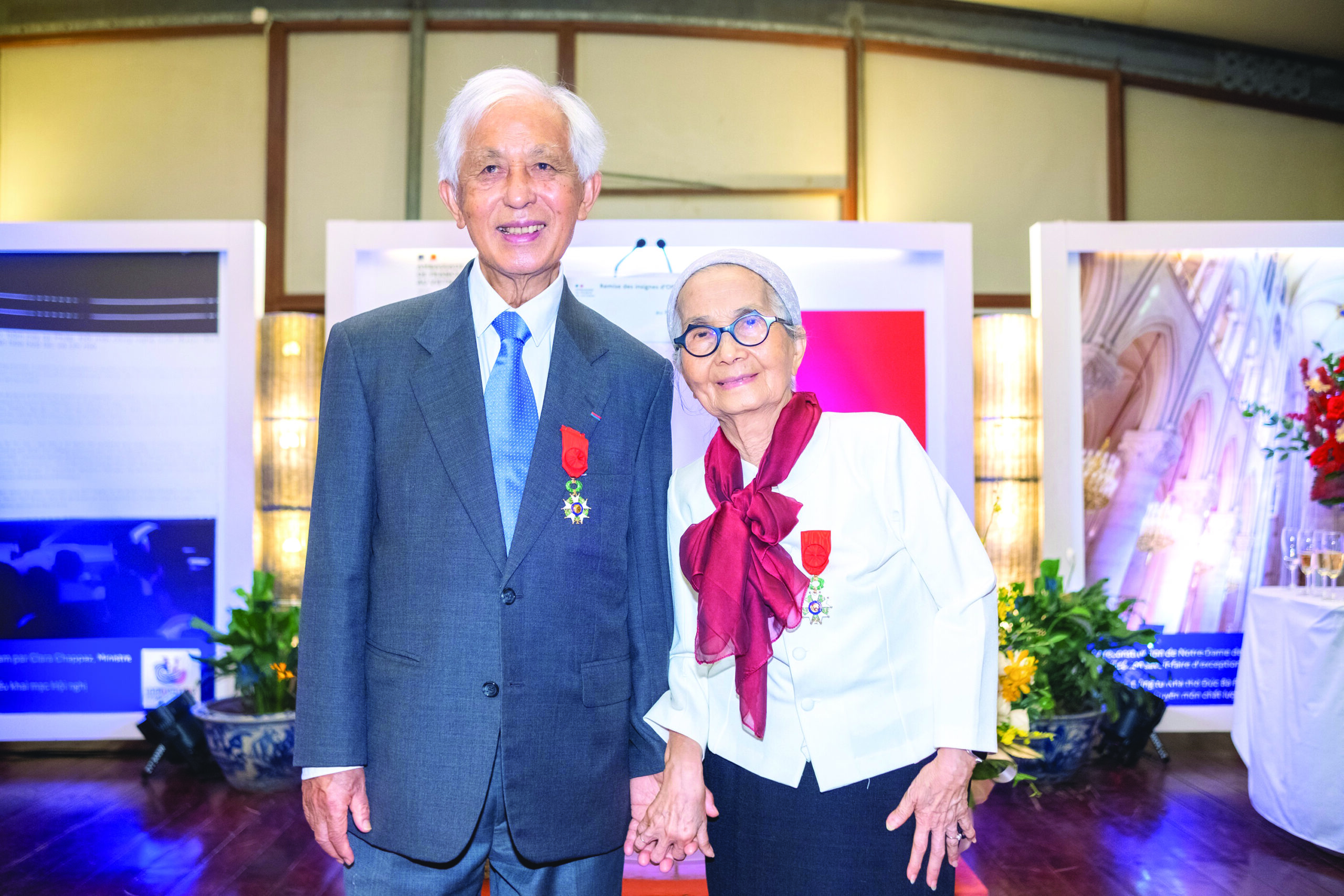 This title uses strong keywords (“quê hương”, “tấm lòng”), evokes emotion (“trọn vẹn”, “son sắt”), and is concise. Vẹn nguyên tấm lòng hướng về quê hương