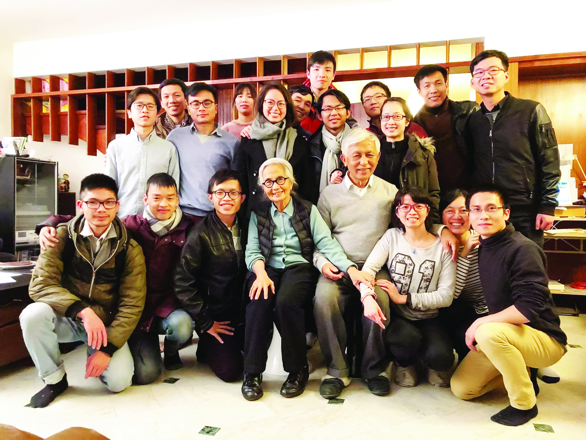 Vợ chồng GS Trần Thanh Vân cùng các sinh viên Việt Nam trong chương trình học bổng tại Pháp - Ảnh: NVCC