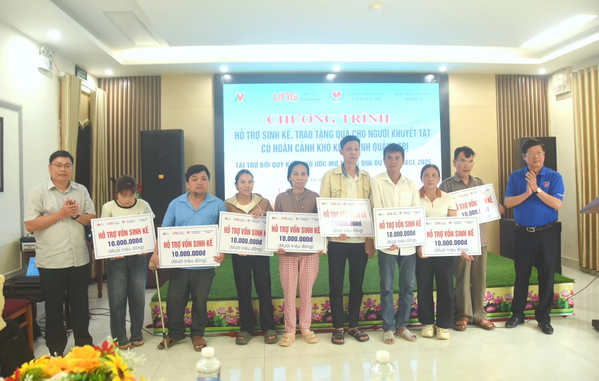 Vốn Sinh Kế: Chắp Cánh Người Khuyết Tật Vững Vàng Tương Lai Trao vốn hỗ trợ sinh kế cho người khuyết tật hoàn cảnh khó khăn