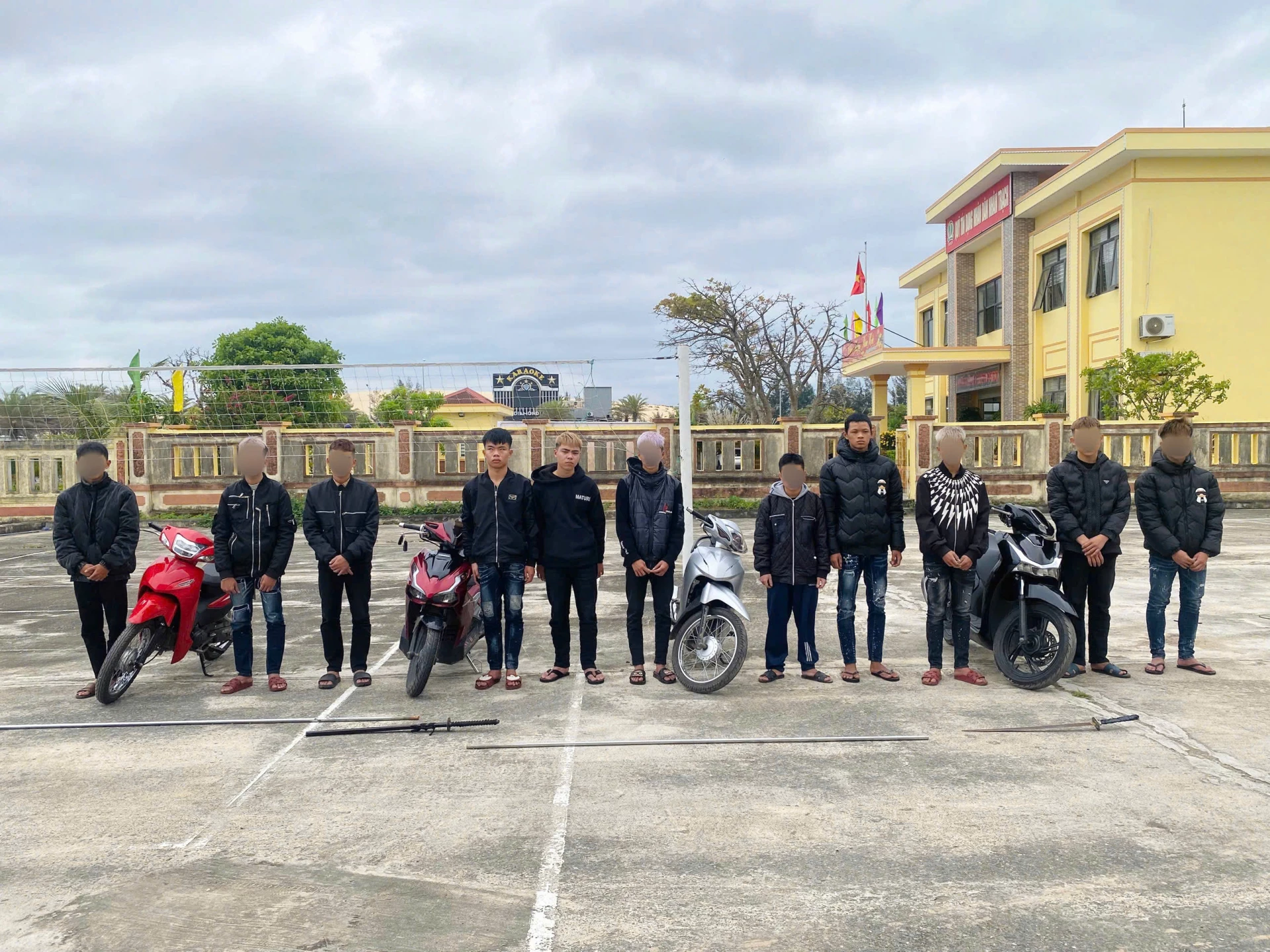 Các đối tượng liên quan cùng tang vật và phương tiện trong vụ án tại trụ sở Công an - Ảnh: T.Đ