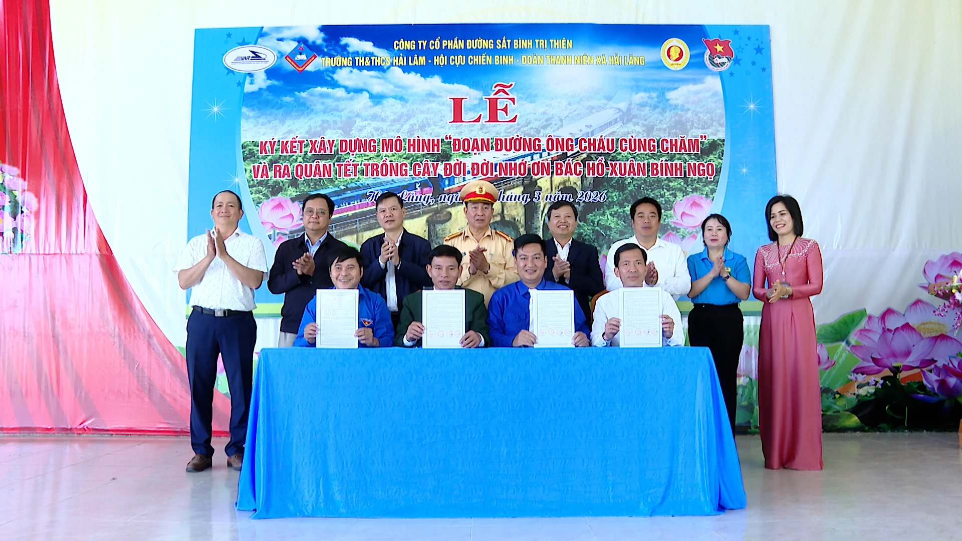 Các đơn vị ký cam kết phối hợp triển khai mô hình “Đoạn đường ông cháu cùng chăm” tại xã Hải Lăng - Ảnh: Quang Ngọc.