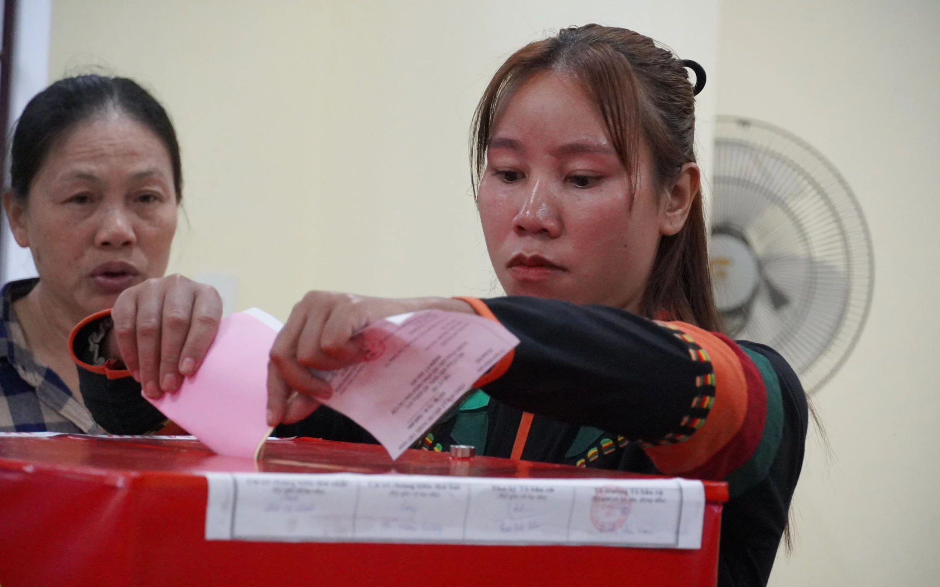 Cử tri bỏ phiếu 