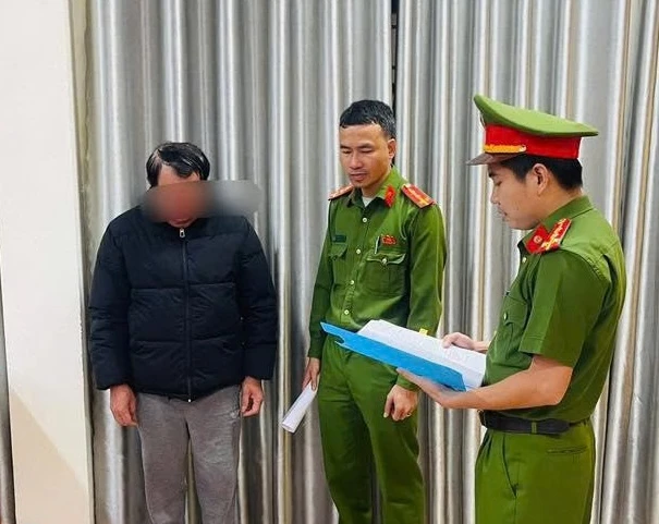 Cơ quan công an khởi tố bị can đối với ông Ng.U ở phường Đông Hà về về tội an toàn thực phẩm - Ảnh: CTV