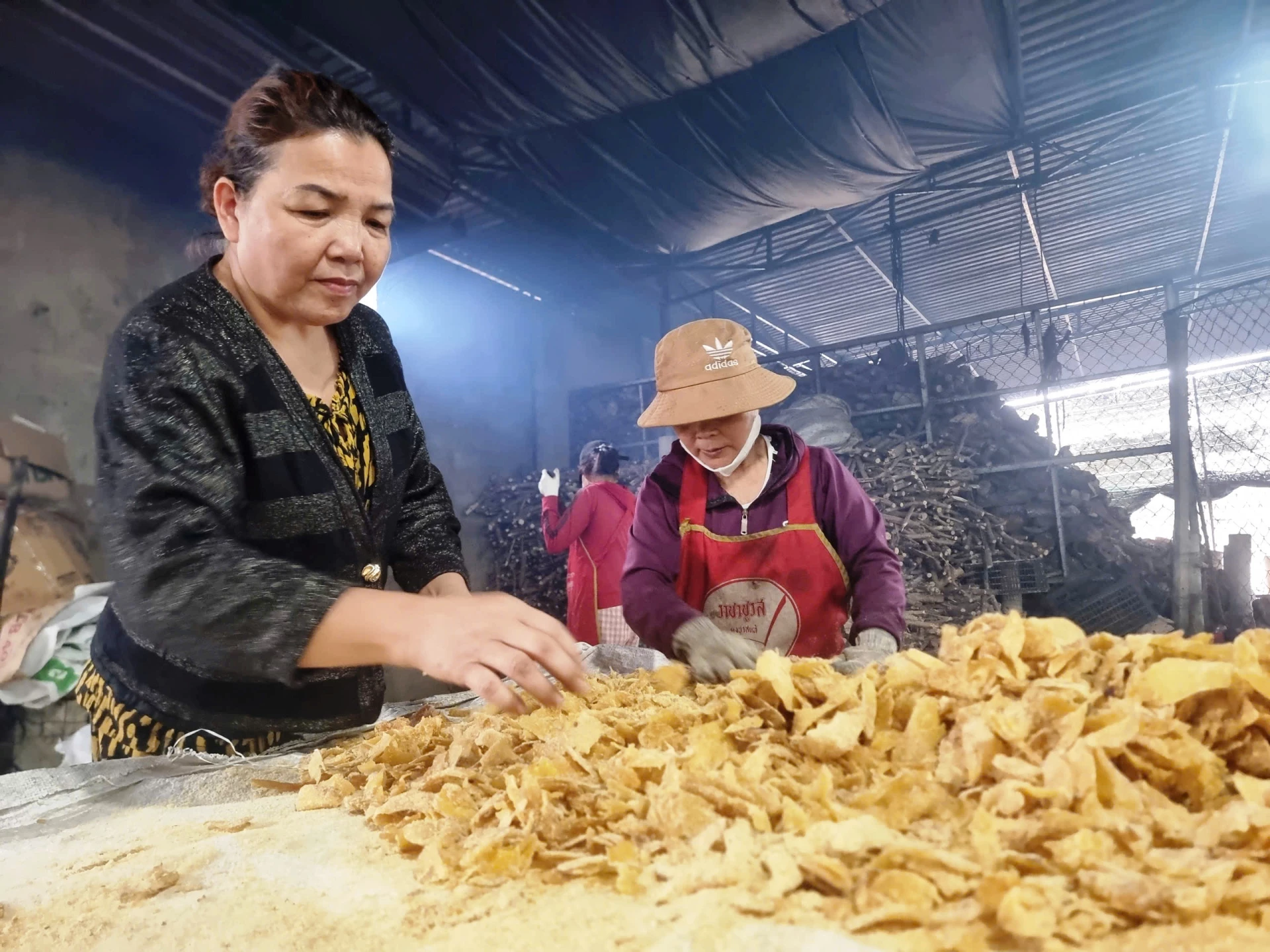 Mứt gừng nóng hổi vừa ra lò, tỏa hương thơm ngào ngạt - Ảnh: ĐV