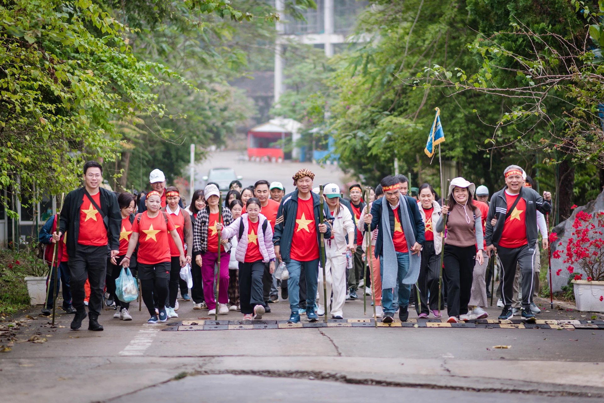 GS.TS Nguyễn Anh Trí (ở giữa) tham gia các hoạt động xã hội - Ảnh: NVCC