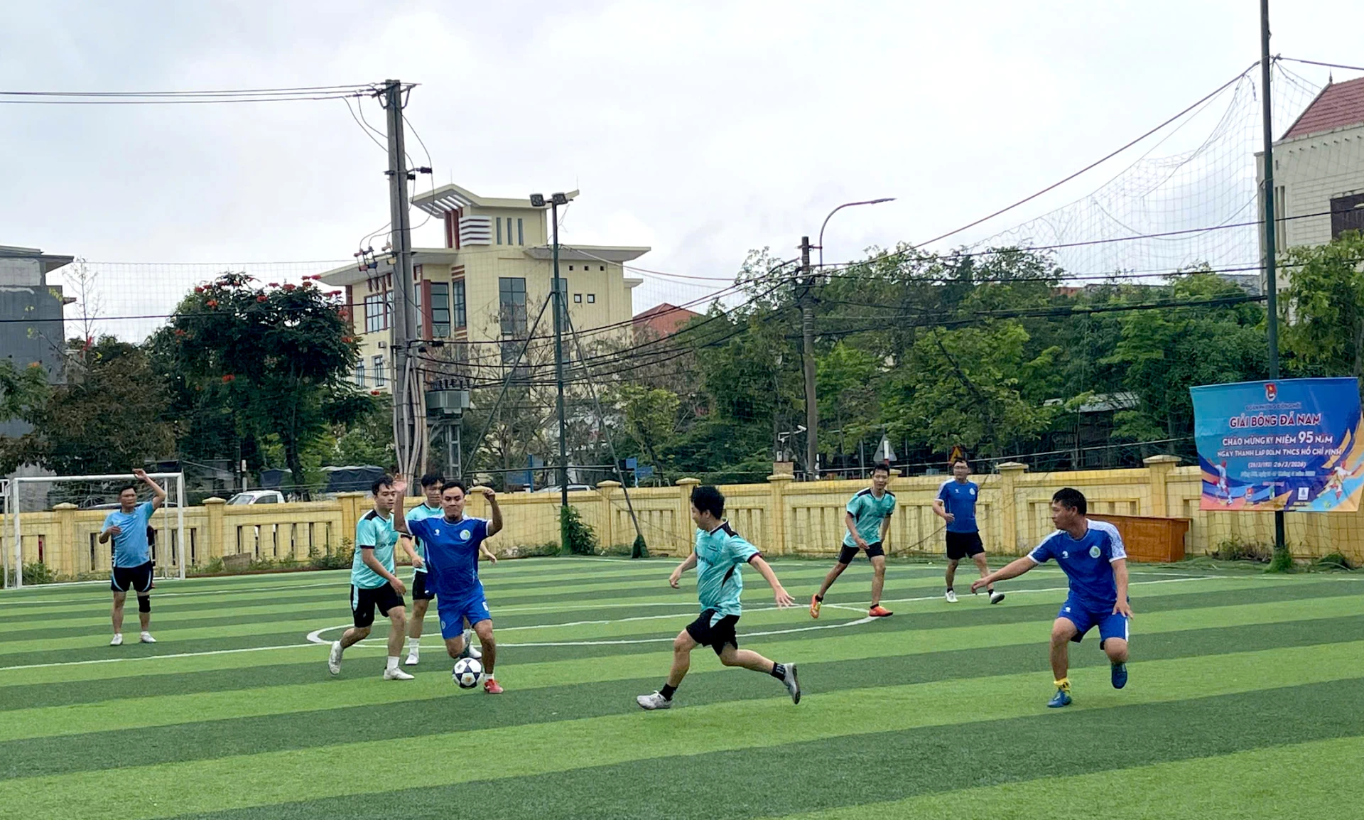 Không khí sôi nổi tại giải bóng đá nam do Đoàn phường Đồng Hới tổ chức. - Ảnh: H.Tr